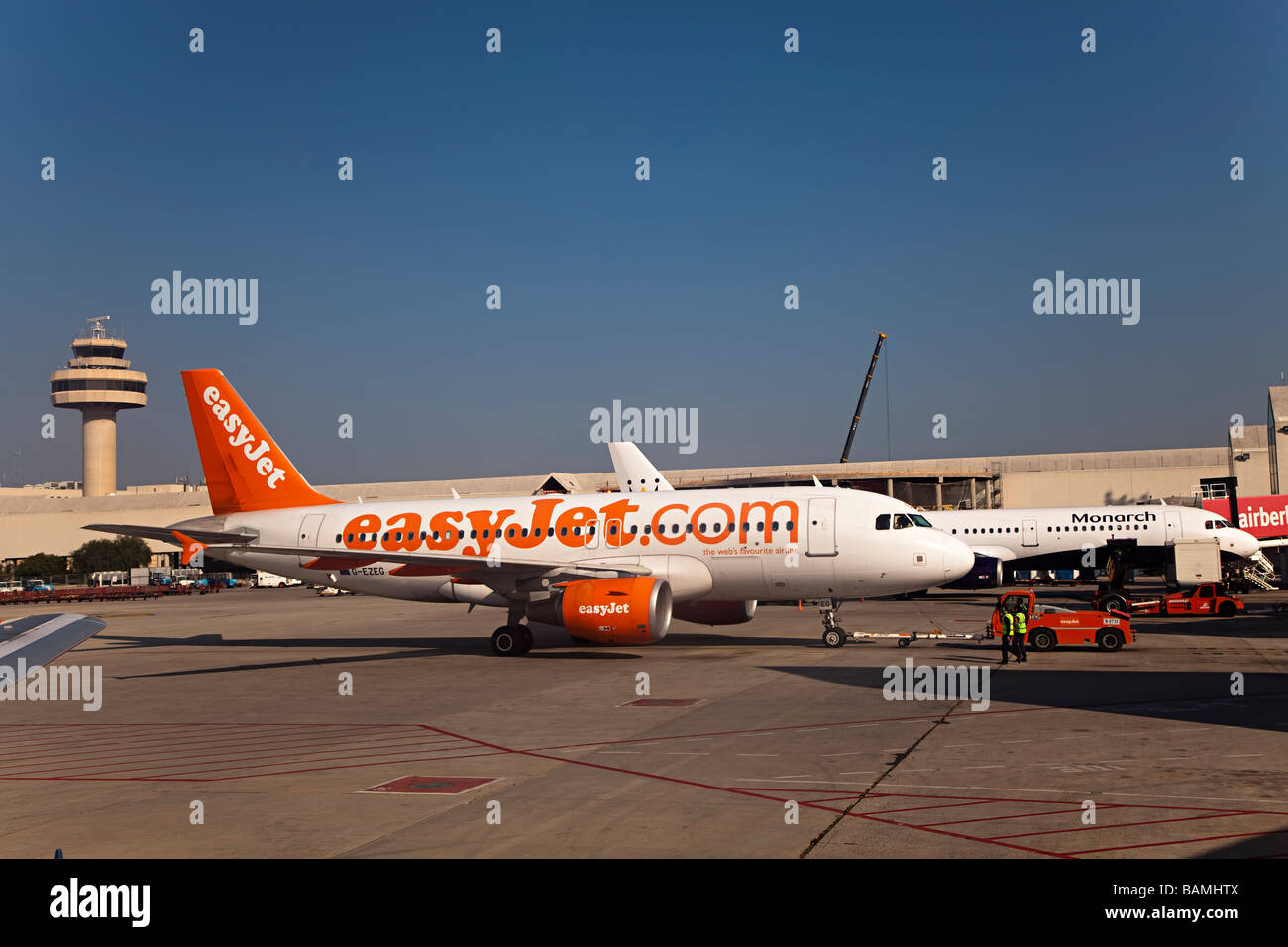 Aeromobili e torre di controllo dall'aeroporto di Palma Mallorca Spagna Spain Foto Stock