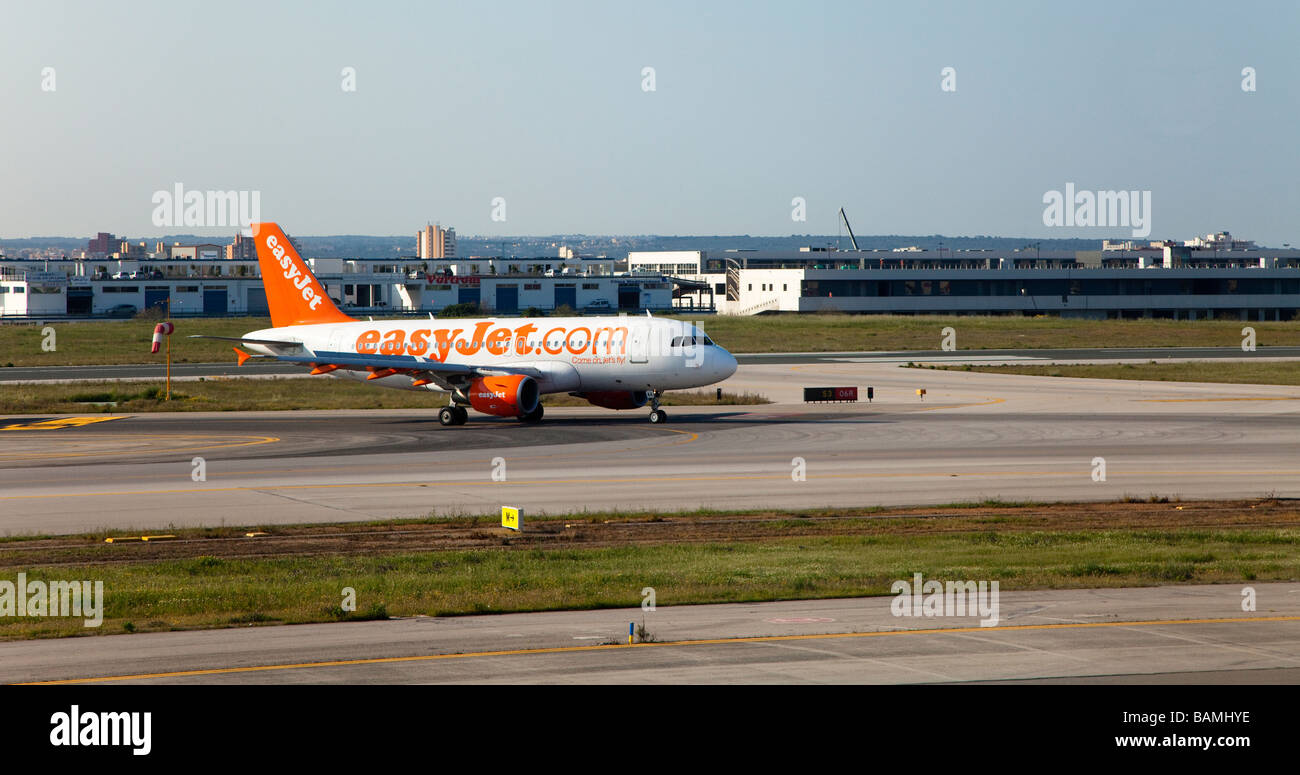Easyjet aereo in rullaggio sulla pista dall'aeroporto di Palma Mallorca Spagna Spain Foto Stock