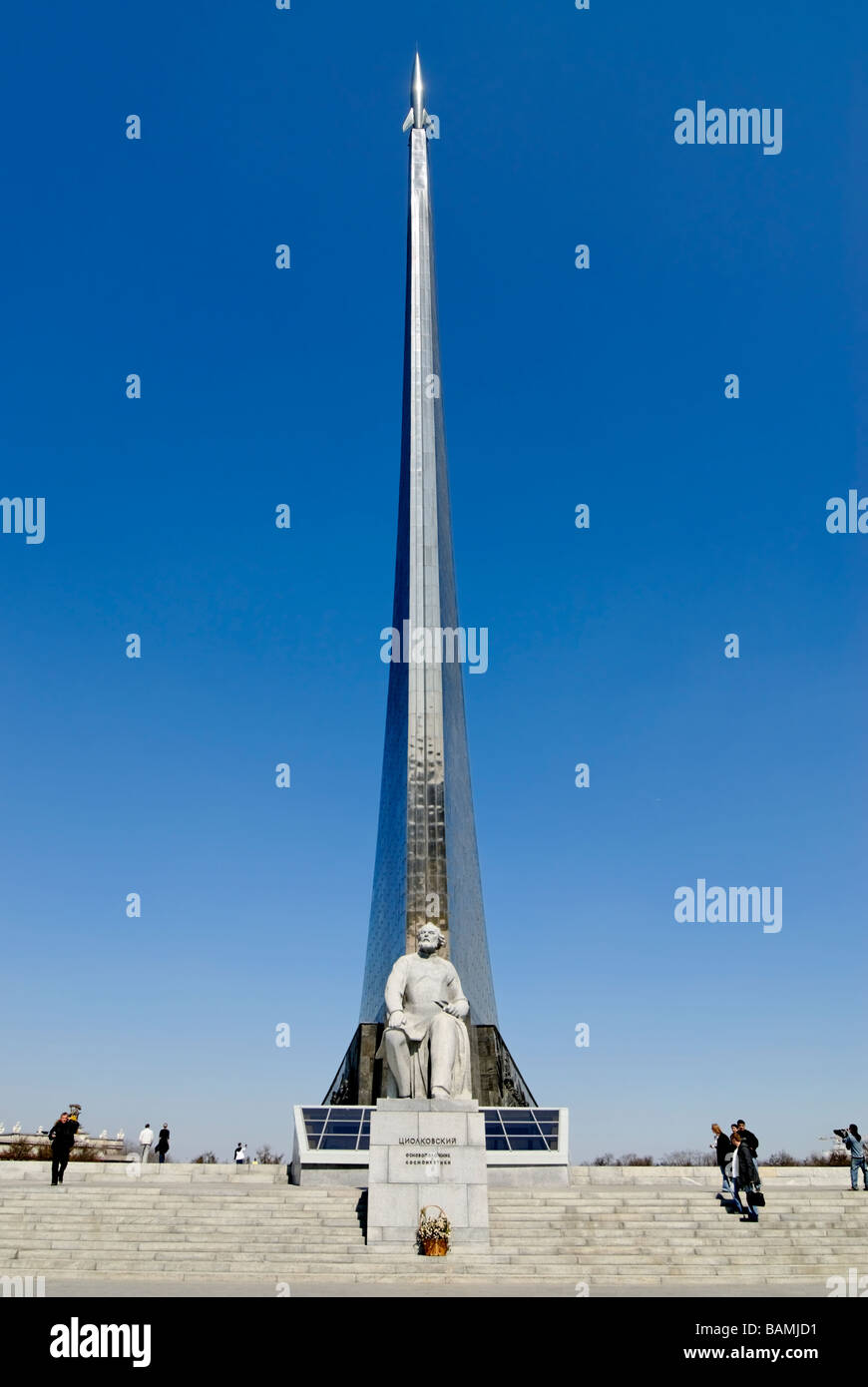 Museo di Mosca della Federazione Astronautica e una statua di uno scienziato russo Kostantin Tsiolkovski sulla parte anteriore Foto Stock