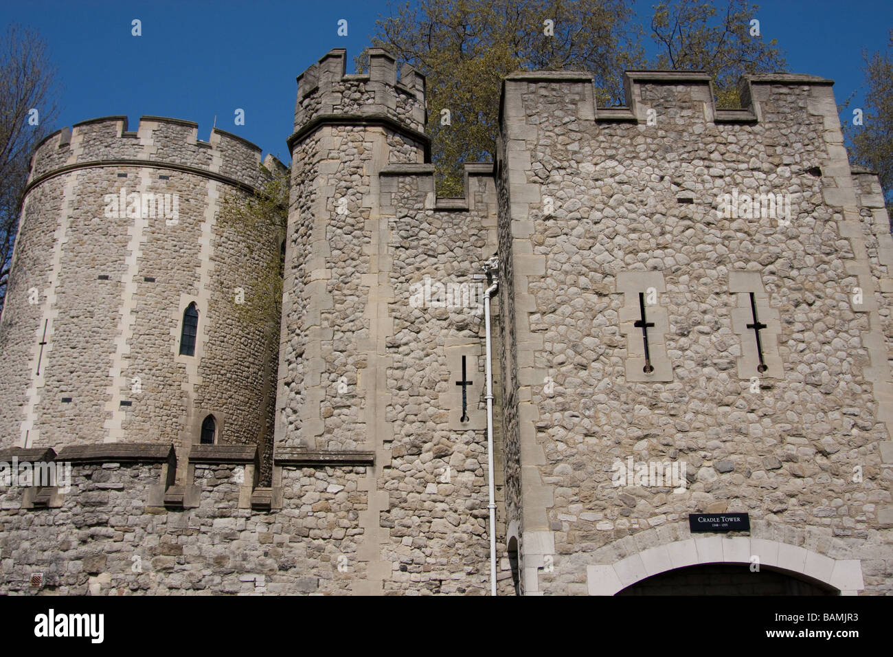 Il castello di torretta Torre di Londra thames path banca del nord fiume Tamigi Londra Foto Stock