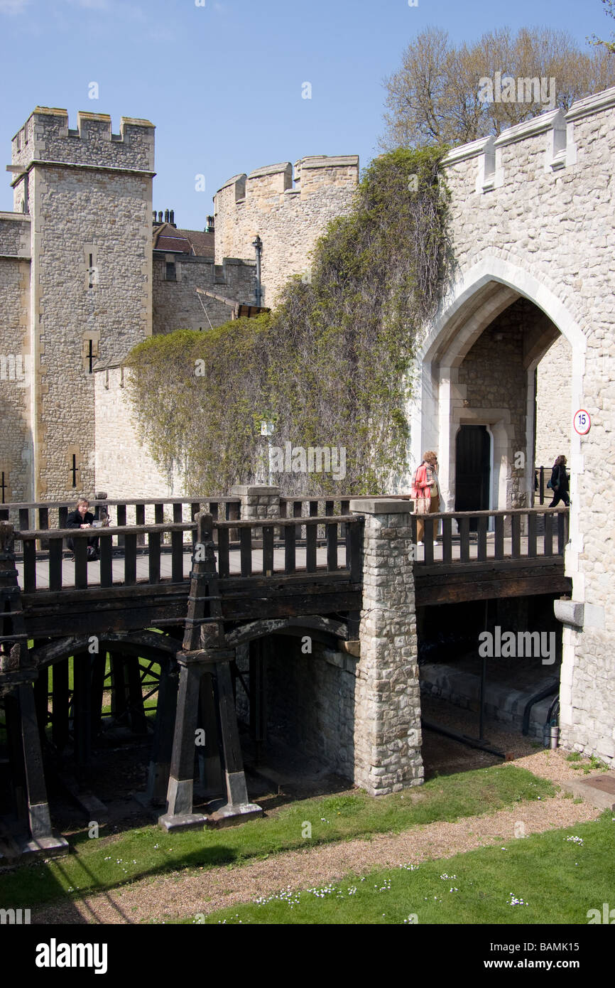 Moat ponte castello torretta Torre di Londra thames path banca del nord fiume Tamigi Londra Foto Stock