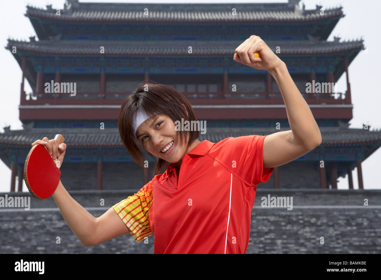 Ritratto di Ping Pong Player con il suo bat il tifo nella parte anteriore di un tempio Foto Stock