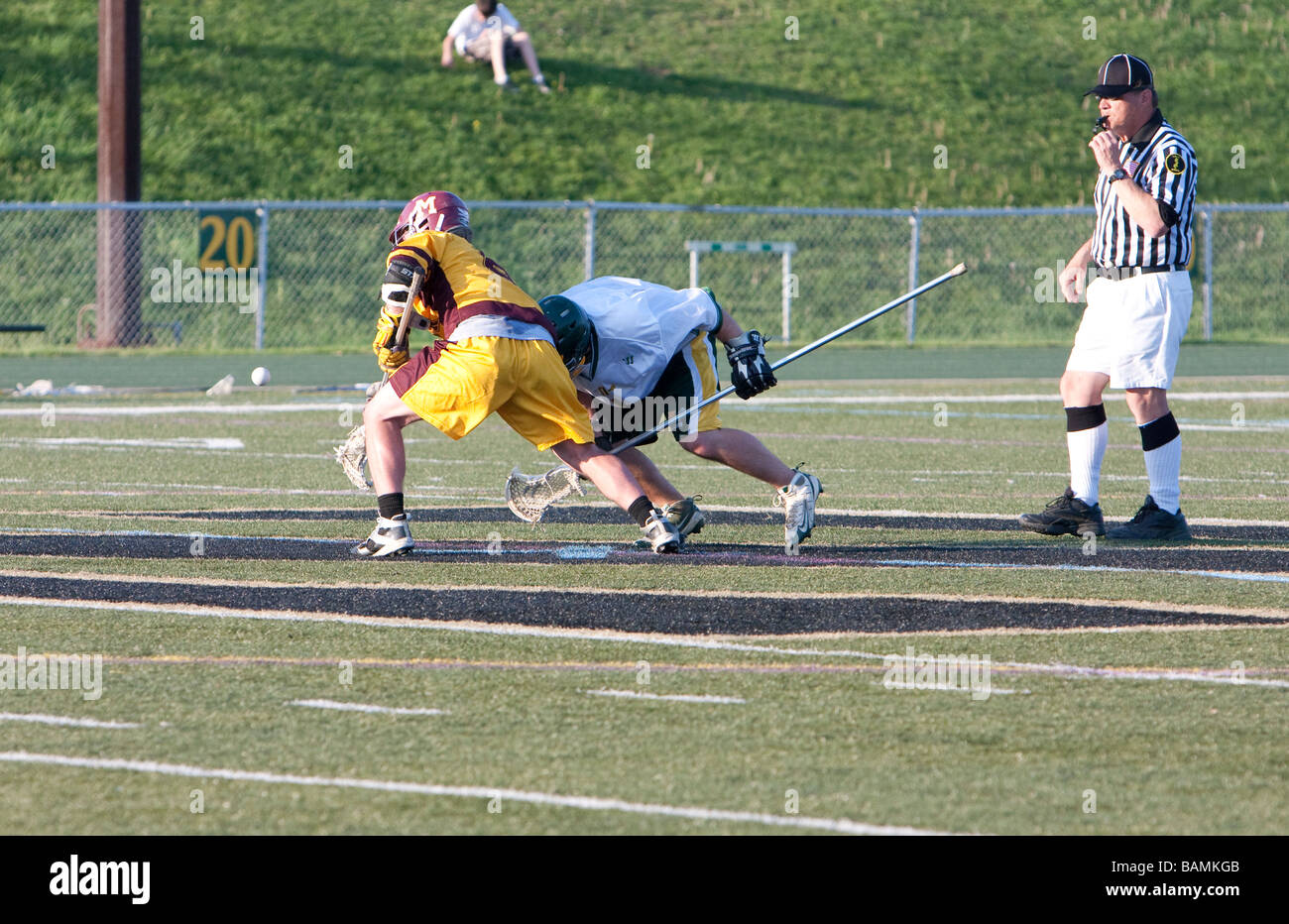 Un pomeriggio gamma high school boys lacrosse corrispondono. Foto Stock
