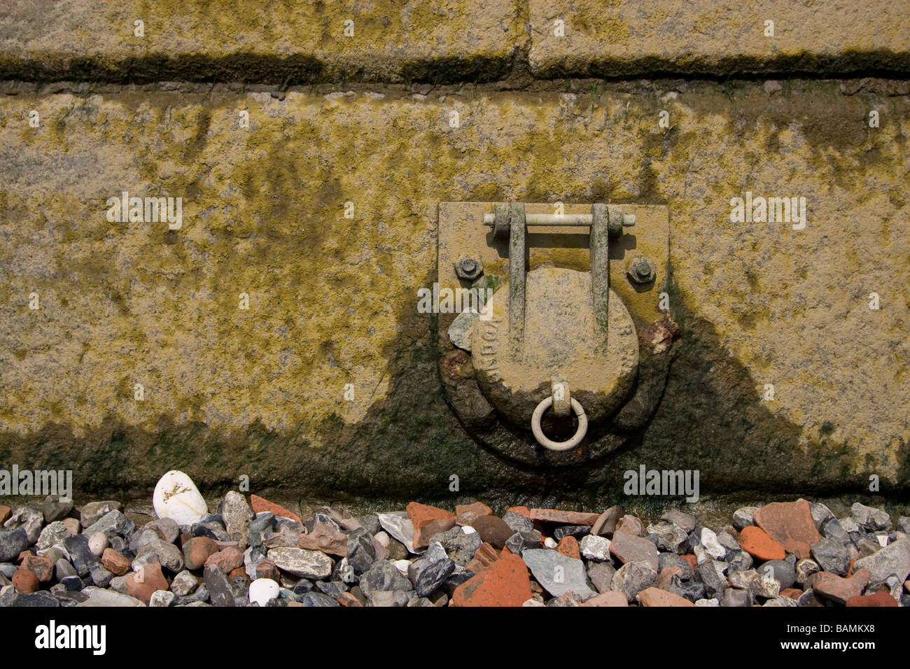 Custom House riverbed tubo drenante thames path banca del nord fiume Tamigi Londra Inghilterra Foto Stock