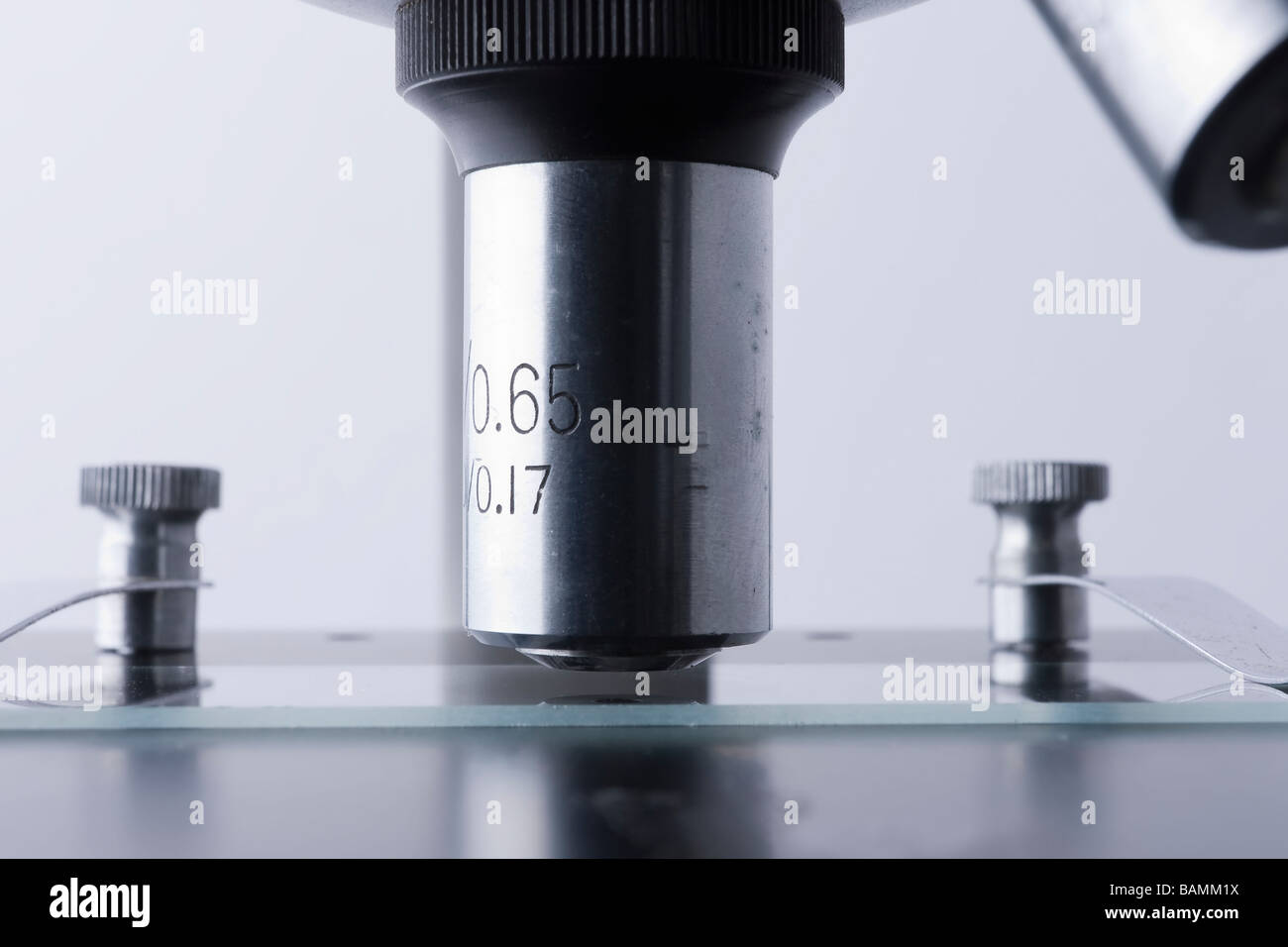 Dettaglio della lente di obiettivo su un microscopio Foto Stock
