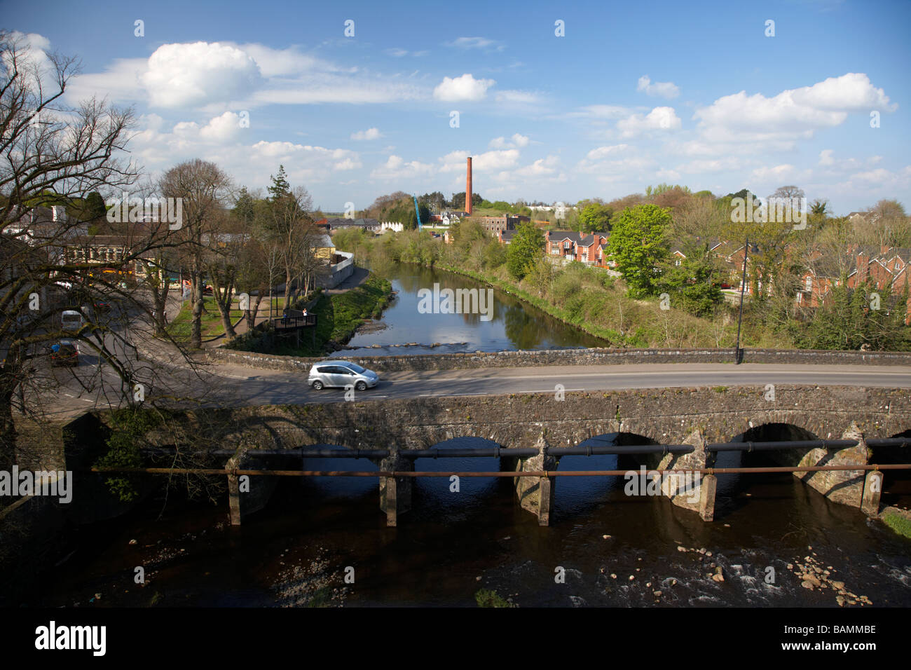 Ponte stradale sul fiume Maine a randalstown County Antrim Irlanda del Nord Regno Unito Foto Stock