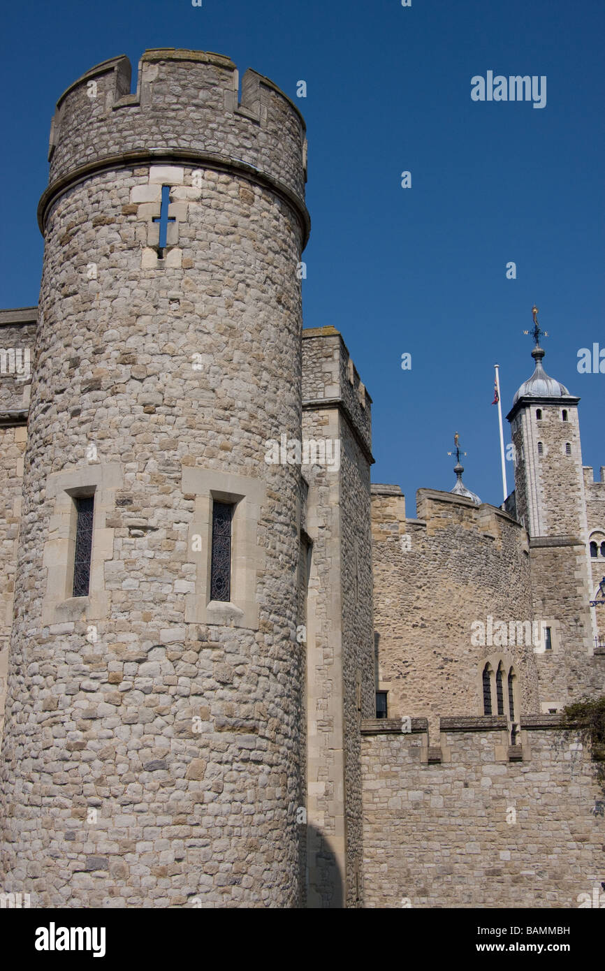 Il castello di torretta Torre di Londra thames path banca del nord fiume Tamigi Londra Foto Stock