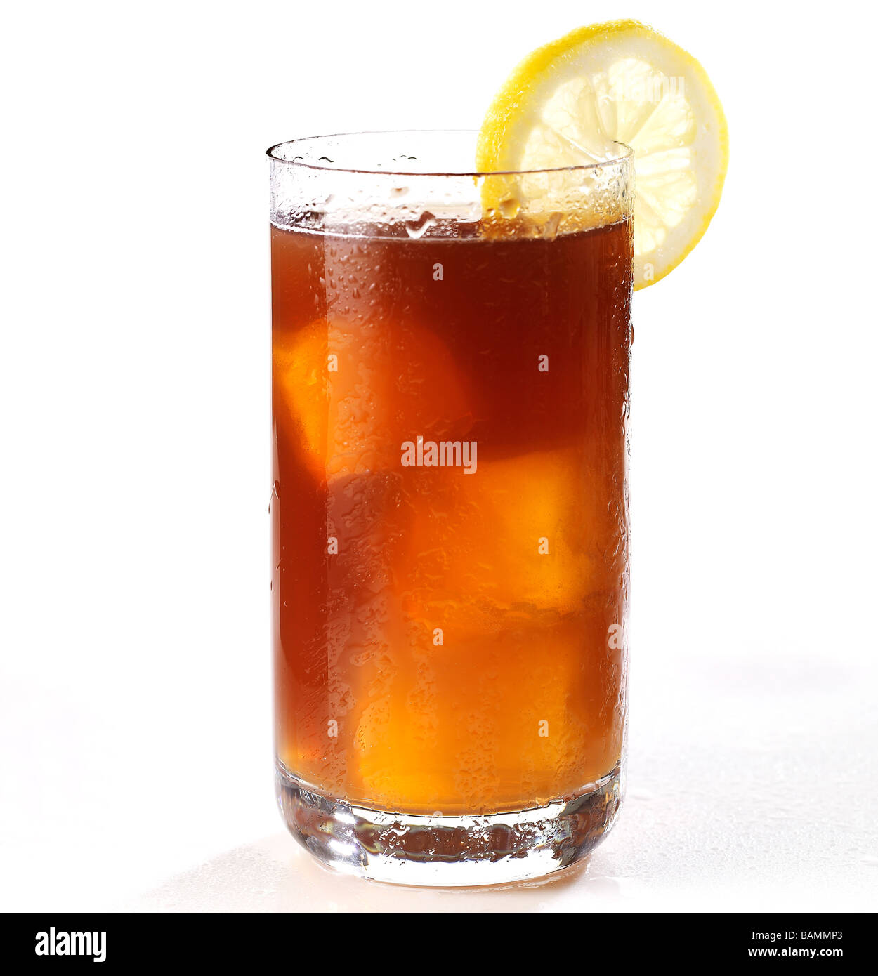 Tè freddo in un bicchiere alto su una superficie bianca Foto Stock