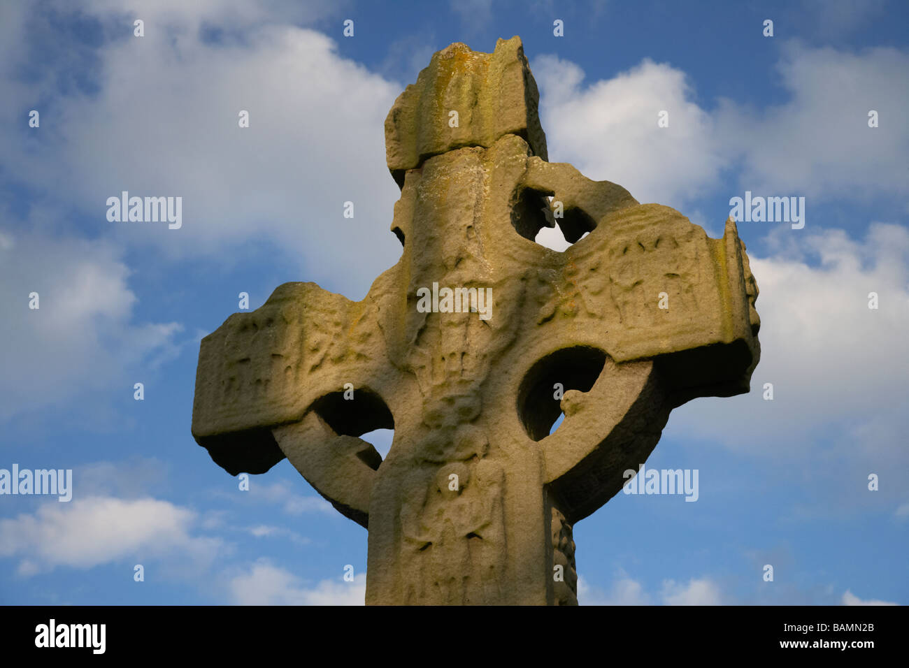 Parete ovest del Ardboe alta croce risalente al X secolo County Tyrone Irlanda del Nord Regno Unito Foto Stock