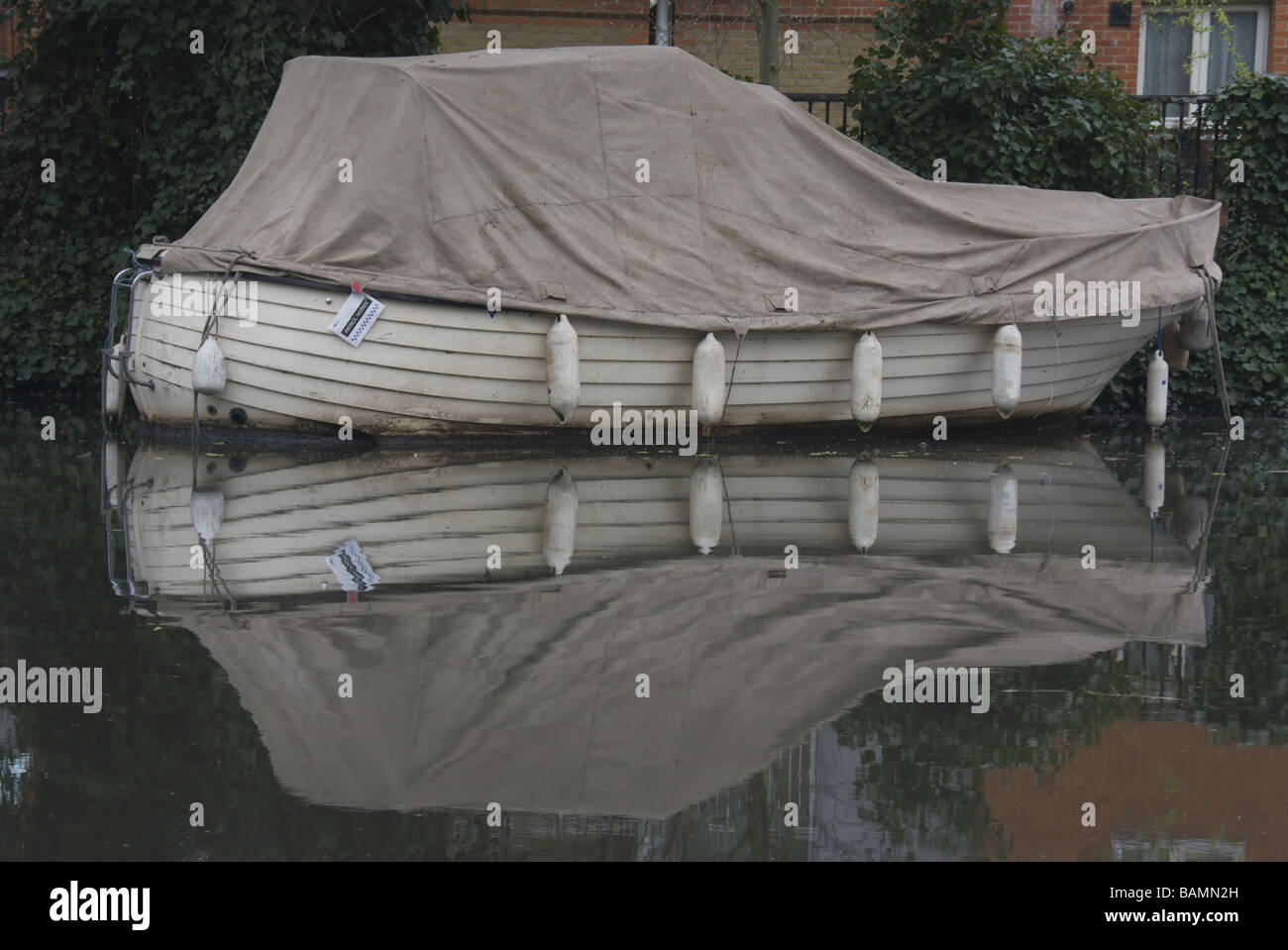 Un abondoned drifting in barca lungo il Fiume Lee navigazione in Hackney Londra Foto Stock