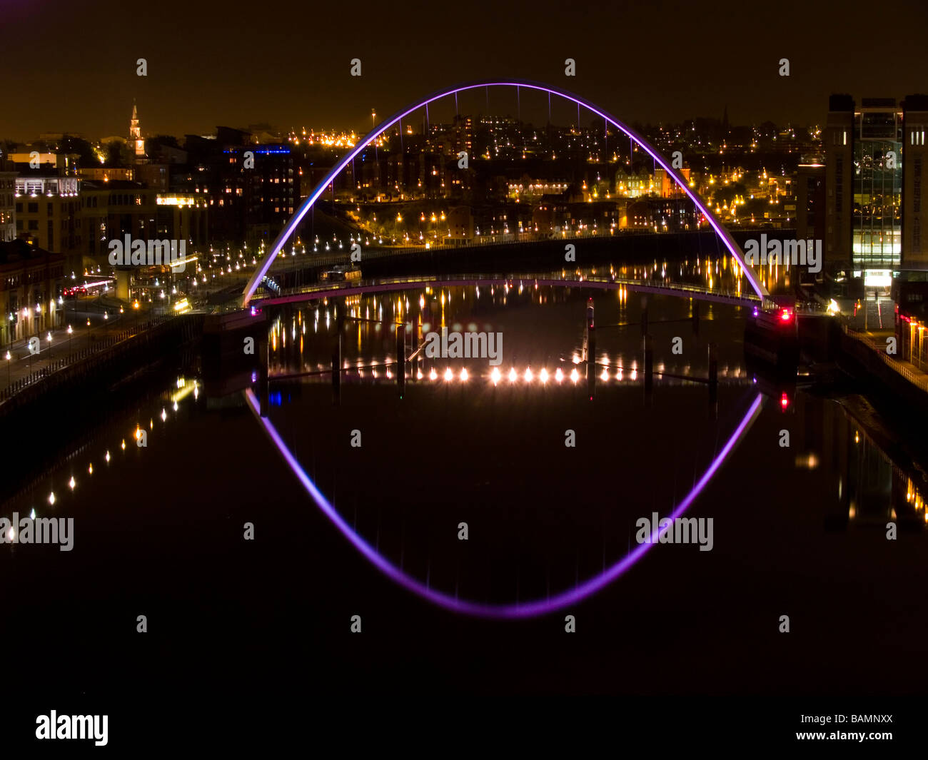 Millennium Bridge sul fiume Tyne - Una notte-prospettiva temporale Foto Stock