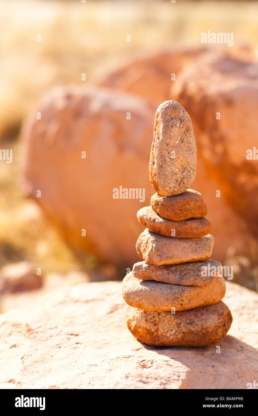Roccia equilibrata cairn nel sud-ovest americano deserto vicino a Moab, Utah, Stati Uniti d'America. Foto Stock