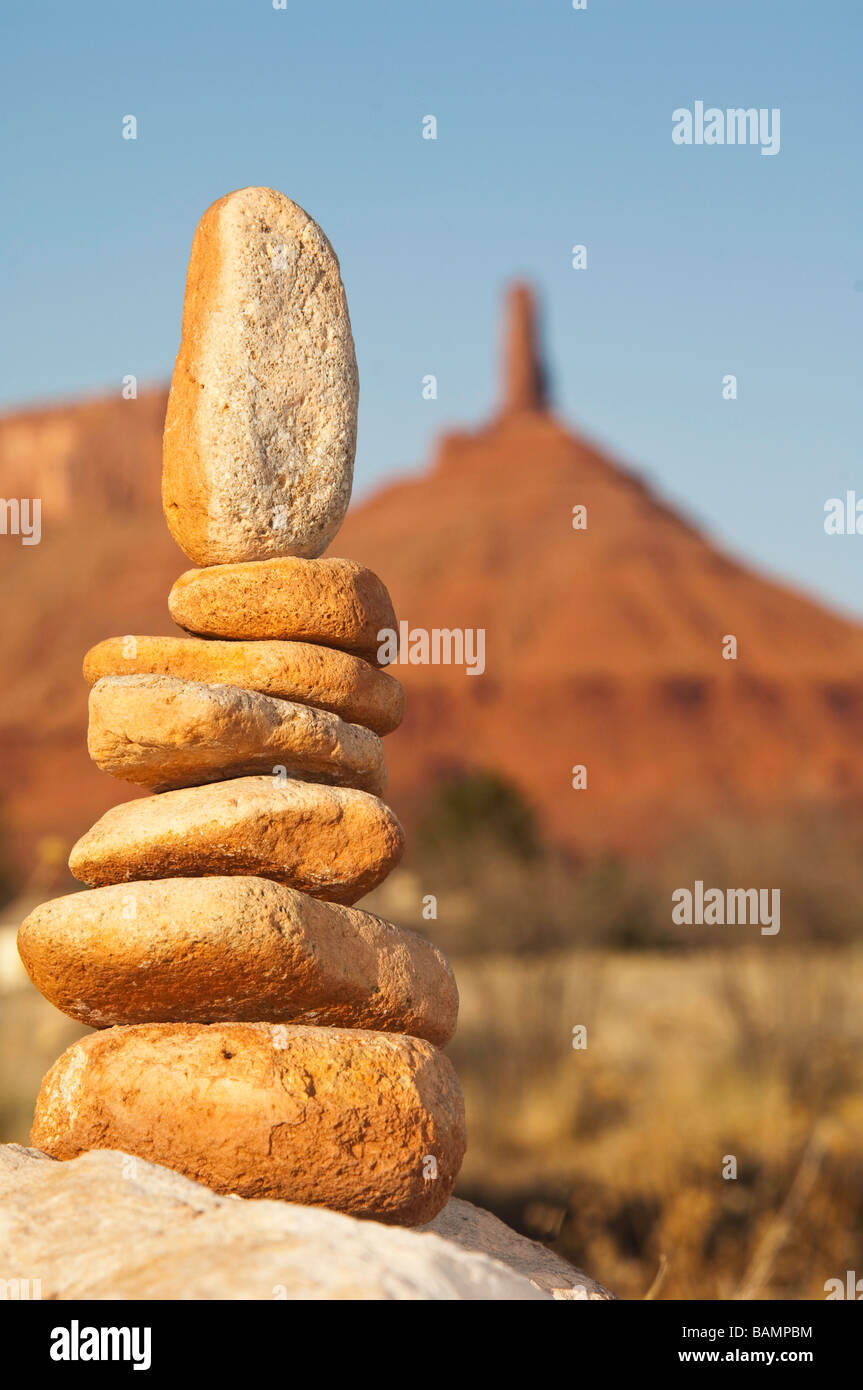 Roccia equilibrata cairn nel sud-ovest americano deserto vicino a Moab, Utah, Stati Uniti d'America. Foto Stock