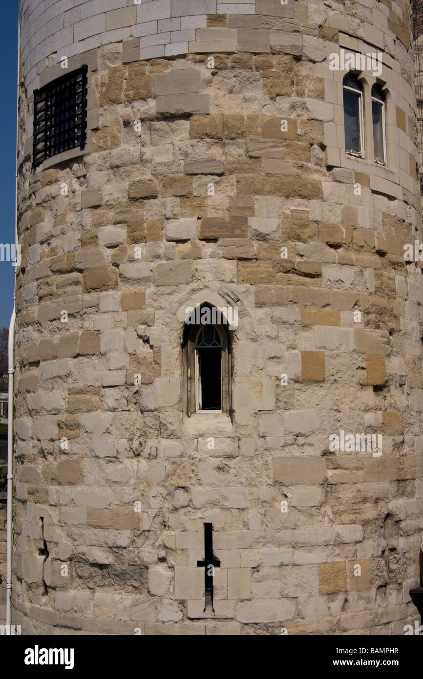 Il castello di torretta Torre di Londra thames path banca del nord fiume Tamigi Londra Foto Stock