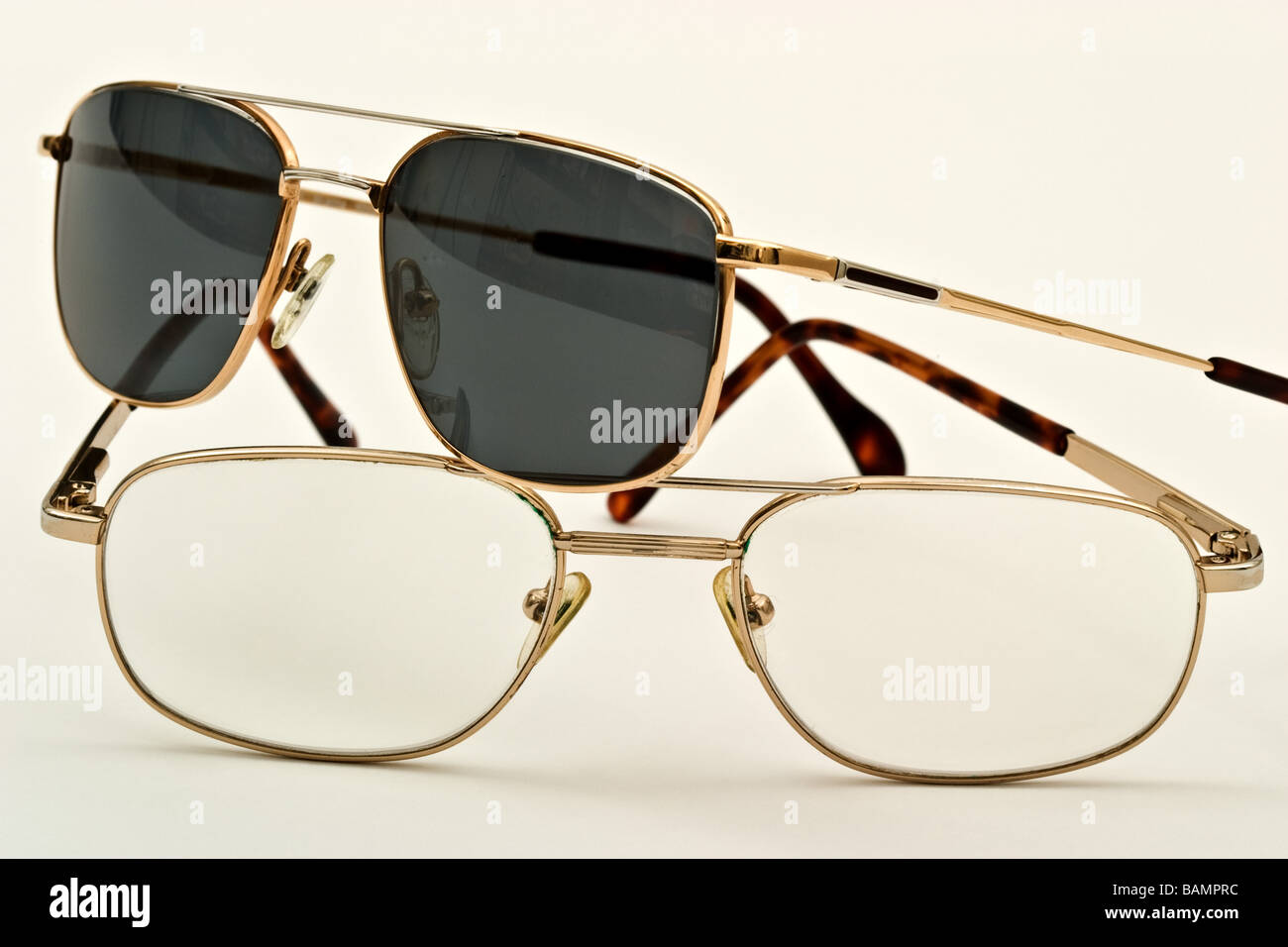 Due paia di occhiali. Una serie di occhiali da sole e un set di lettura di  bicchieri impilati in cima agli altri Foto stock - Alamy