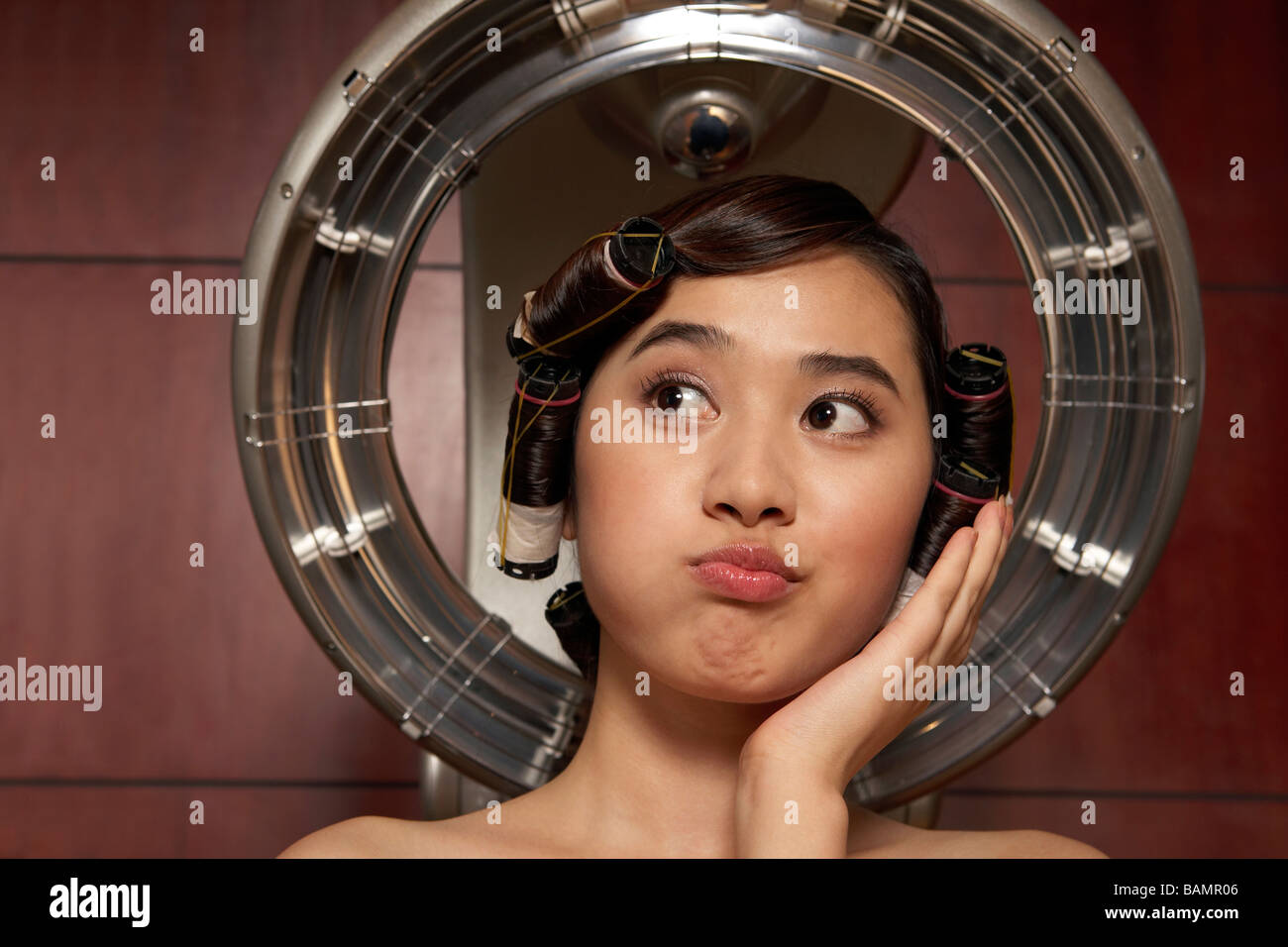 Donna al parrucchiere avente i suoi capelli secchi Foto Stock