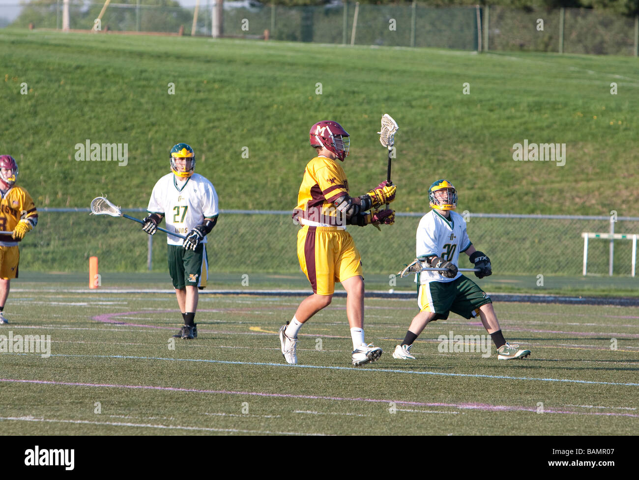 Un pomeriggio gamma high school boys lacrosse corrispondono. Foto Stock