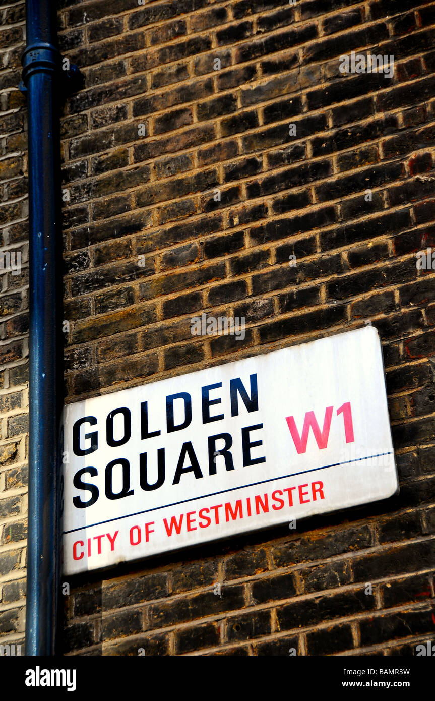 Un cartello stradale per Golden Square, Londra, Inghilterra Foto Stock