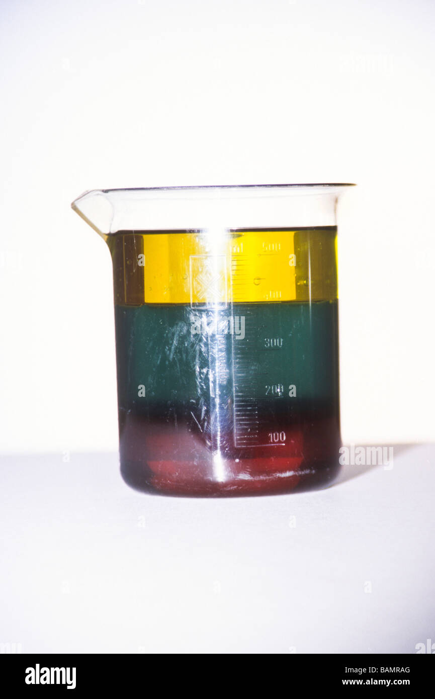 Tre diverse viscosità olio galleggiante di livello colore becher separato chimica chimica della trasmissione del motore insalata di cottura Foto Stock