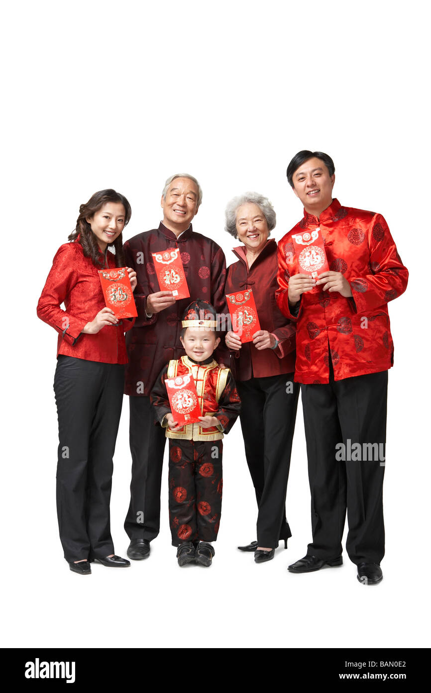 Da tre generazioni la famiglia vestito per il nuovo anno cinese holding buste rosse Foto Stock