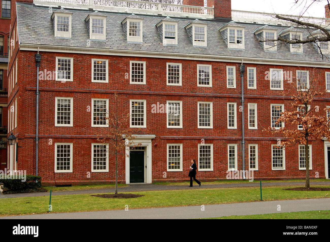 Massachusetts Hall, la più antica costruzione a Harvard College presso la Harvard University di Cambridge, Massachusetts, STATI UNITI D'AMERICA Foto Stock