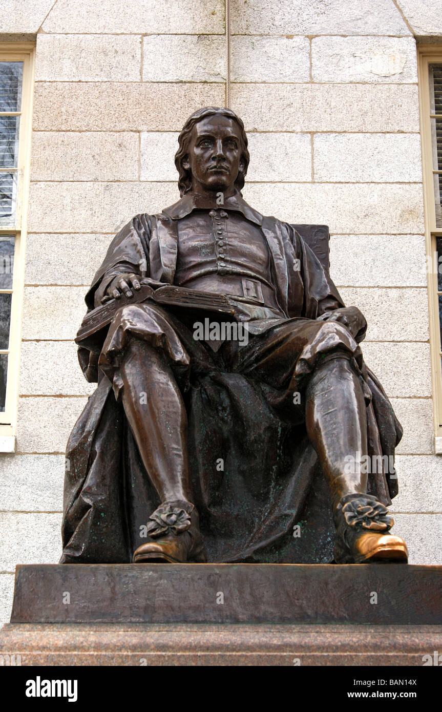 Statua di bronzo di John Harvard da Daniel Chester French presso la Harvard University di Cambridge, Massachusetts, STATI UNITI D'AMERICA Foto Stock