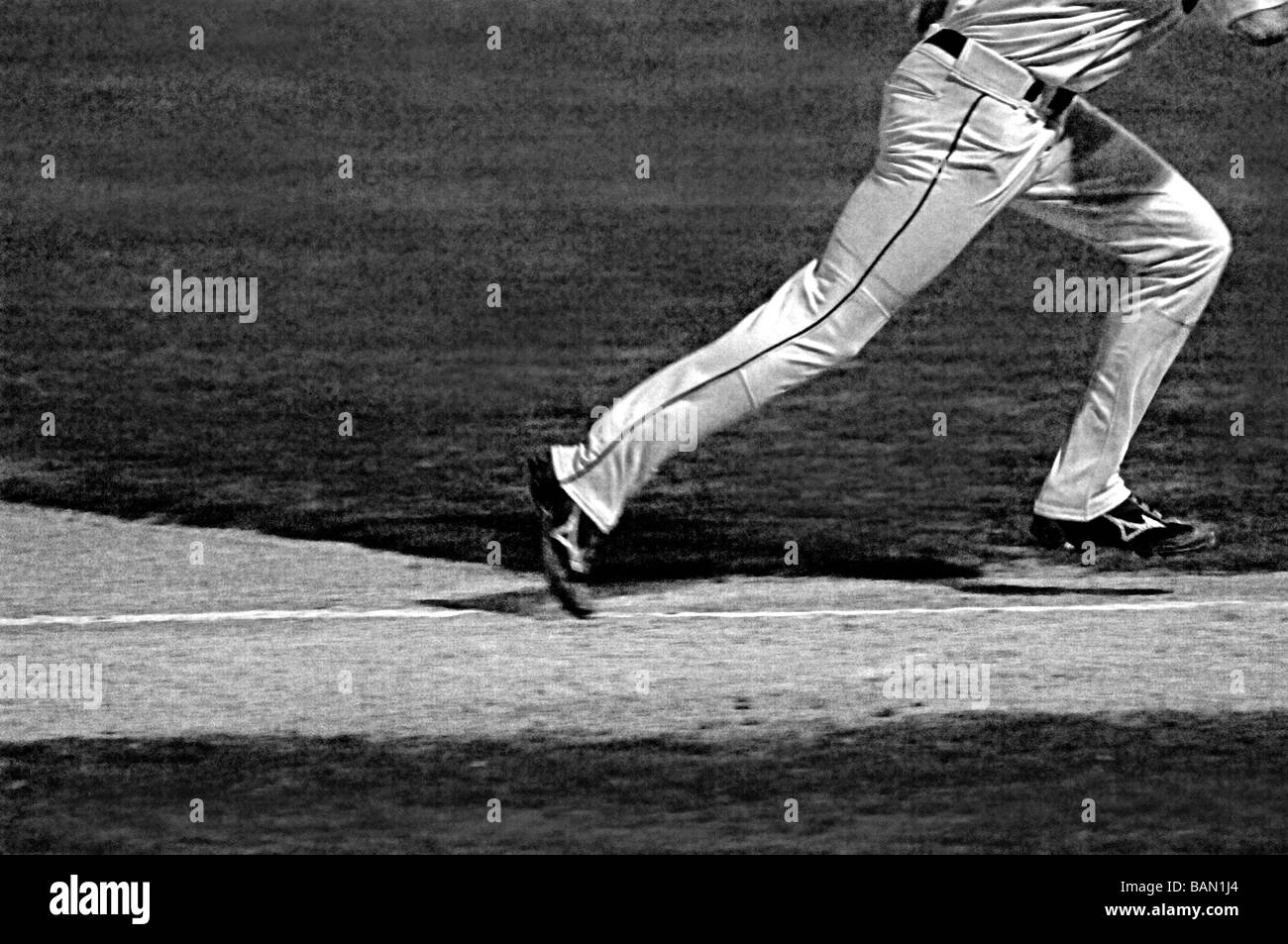 Gli uomini adulti, ragazzi, ragazze eseguire, play, stand e kick utilizzando confortevoli piede appropriato indossare per la loro attività atletiche Foto Stock