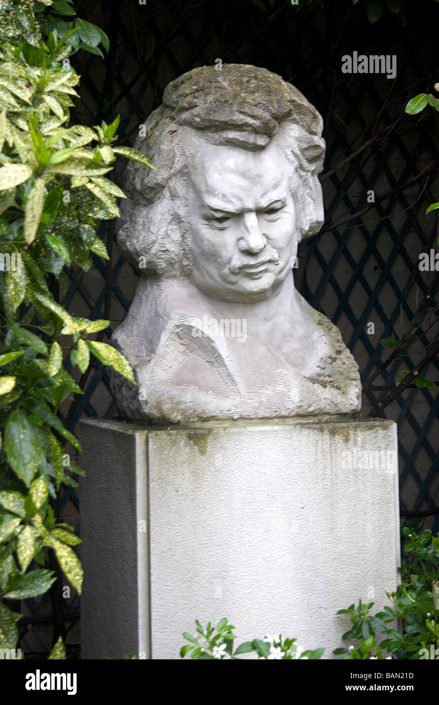 Un busto Honoré de Balzac (o Honore Balzac) nel giardino della sua casa di Parigi, Francia. 1799-1850 Foto Stock