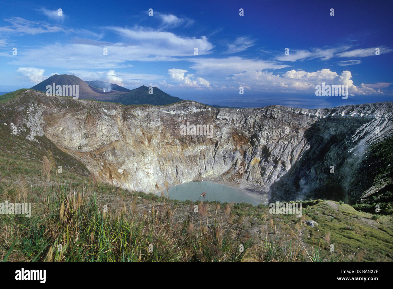 Vulcano Monte Mahawu Sulawesi Indonesia Foto Stock