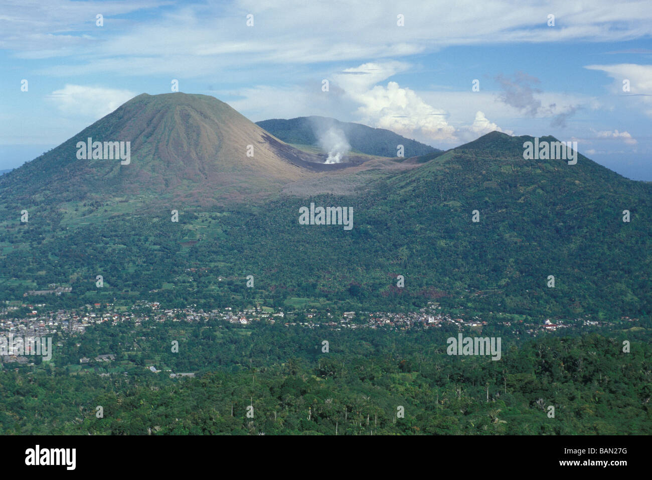 Vulcano Monte Mahawu Sulawesi Indonesia Foto Stock