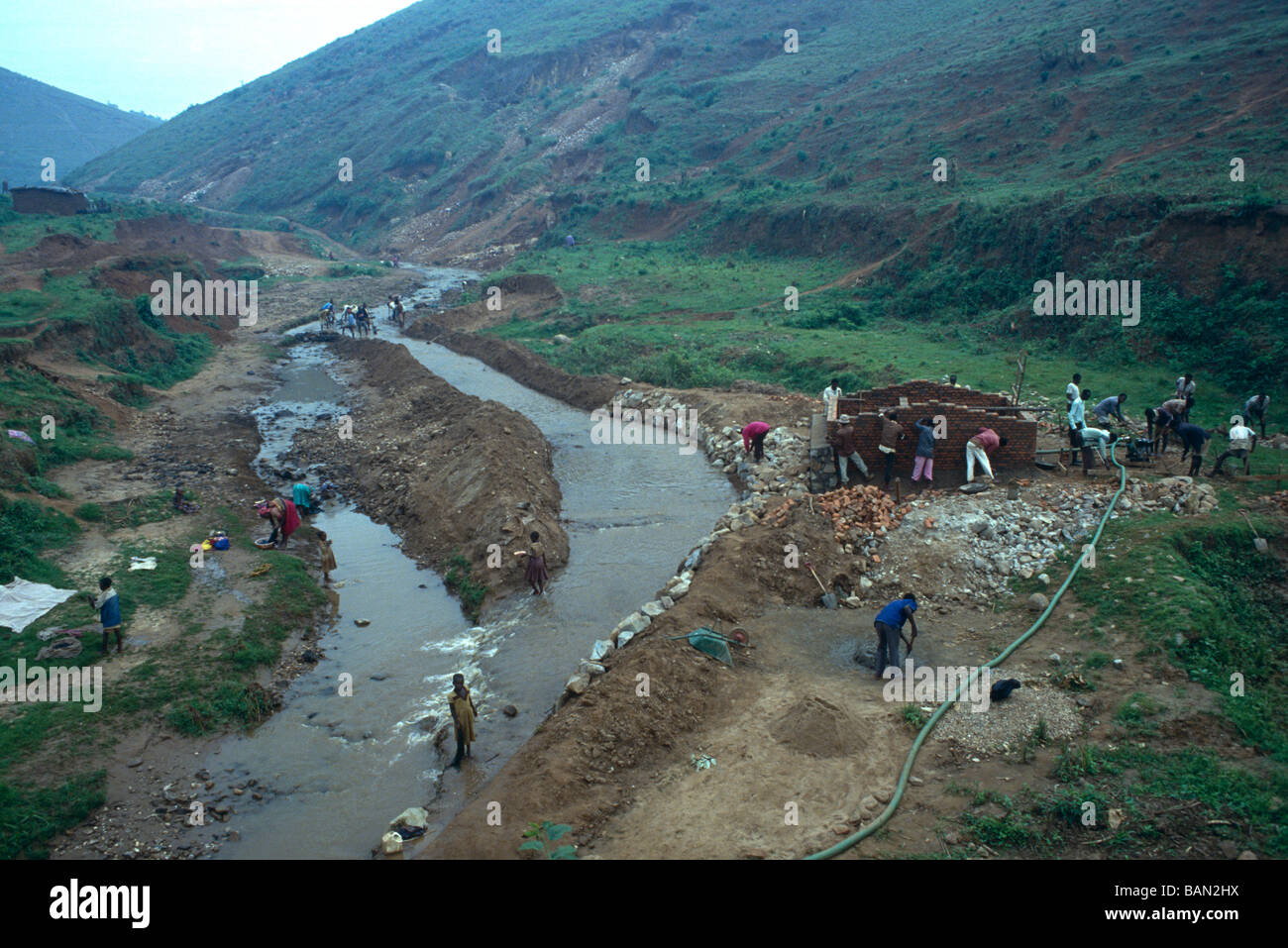 Un Oxfam acqua unità di filtrazione essendo costruito da manodopera locale Foto Stock