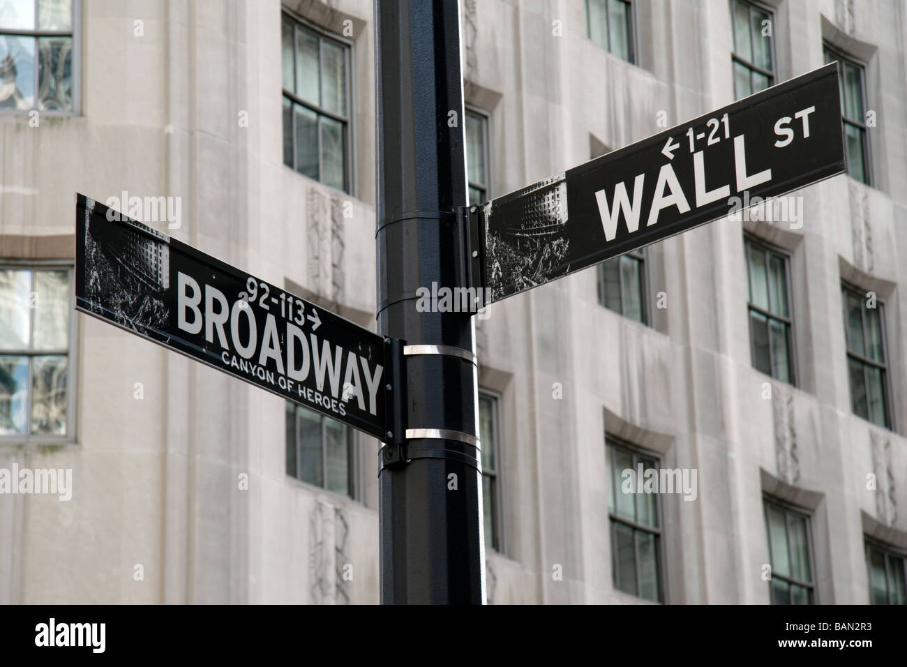 Una lampada posta in corrispondenza della giunzione di Wall Street e Broadway, New York City, Stati Uniti. Foto Stock