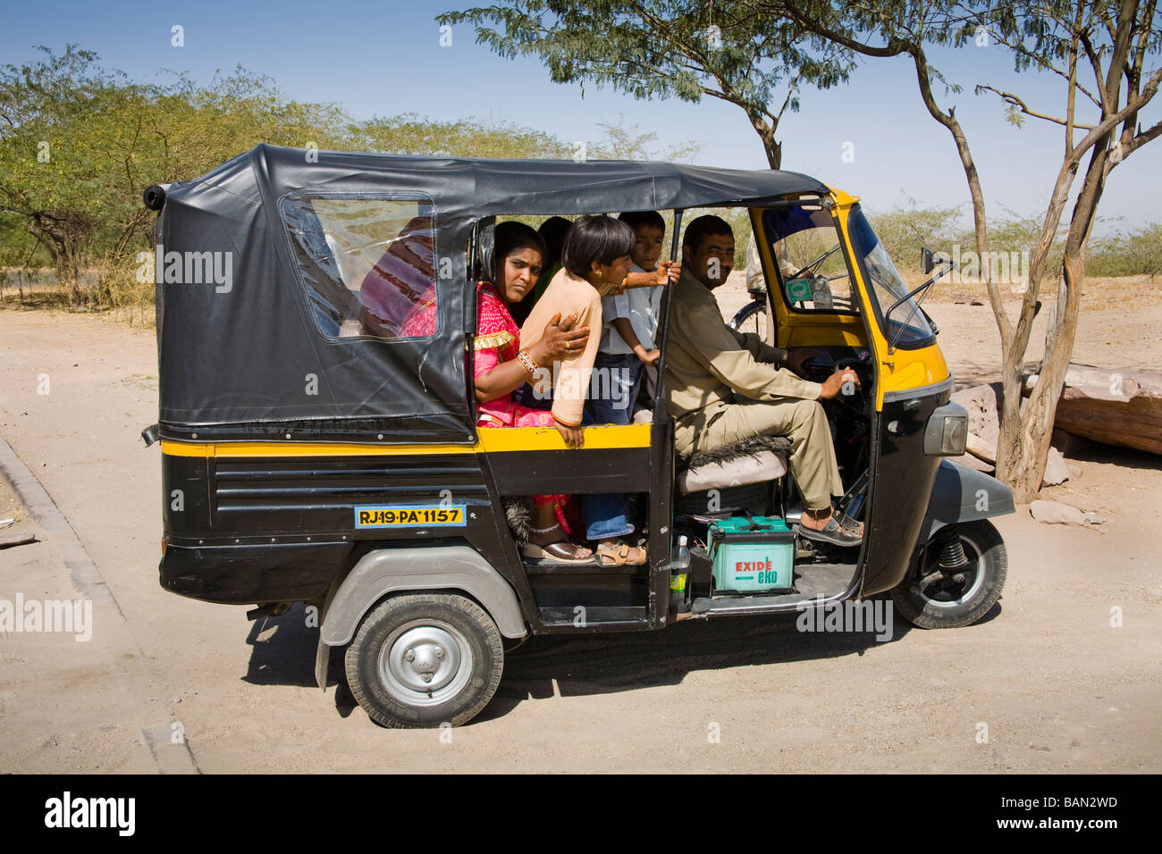 Un Tuk Tuk, con diversi passeggeri e conducente, Jodhpur, Rajasthan, India Foto Stock