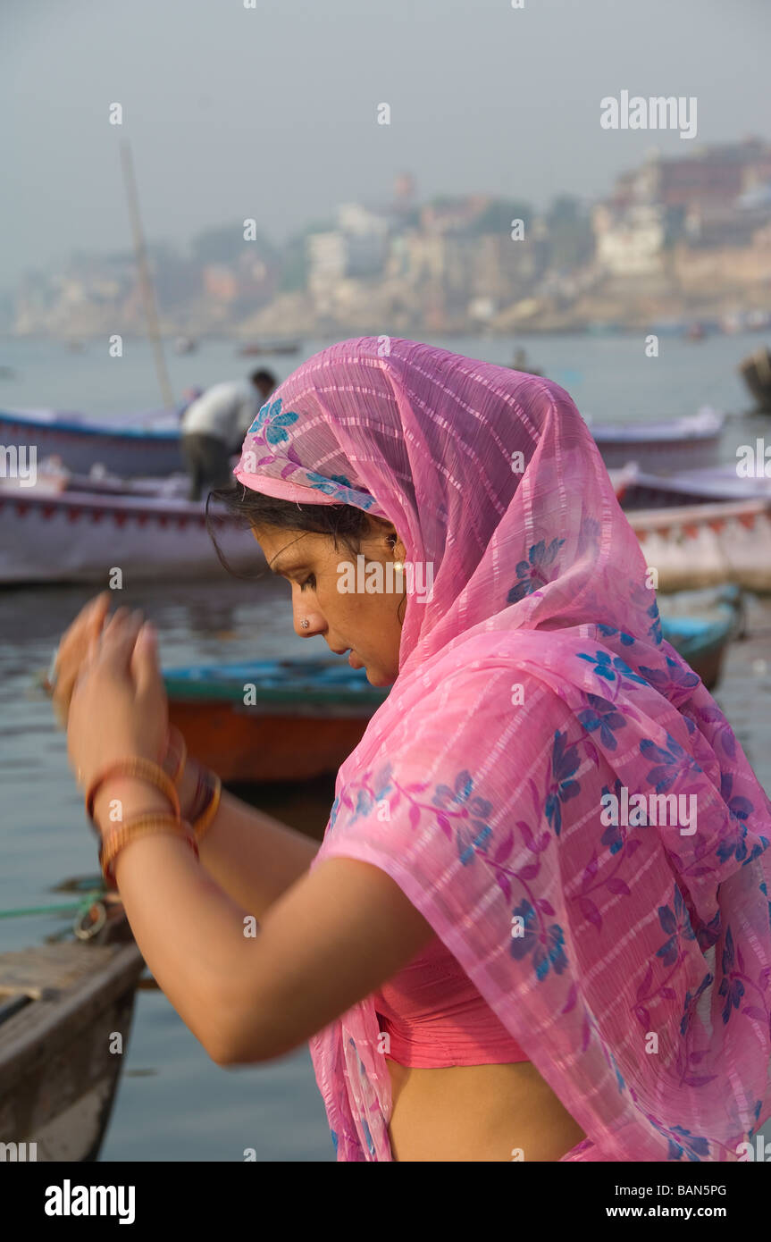Varanasi Benares Uttar Pradesh India indiano donna orante Foto Stock