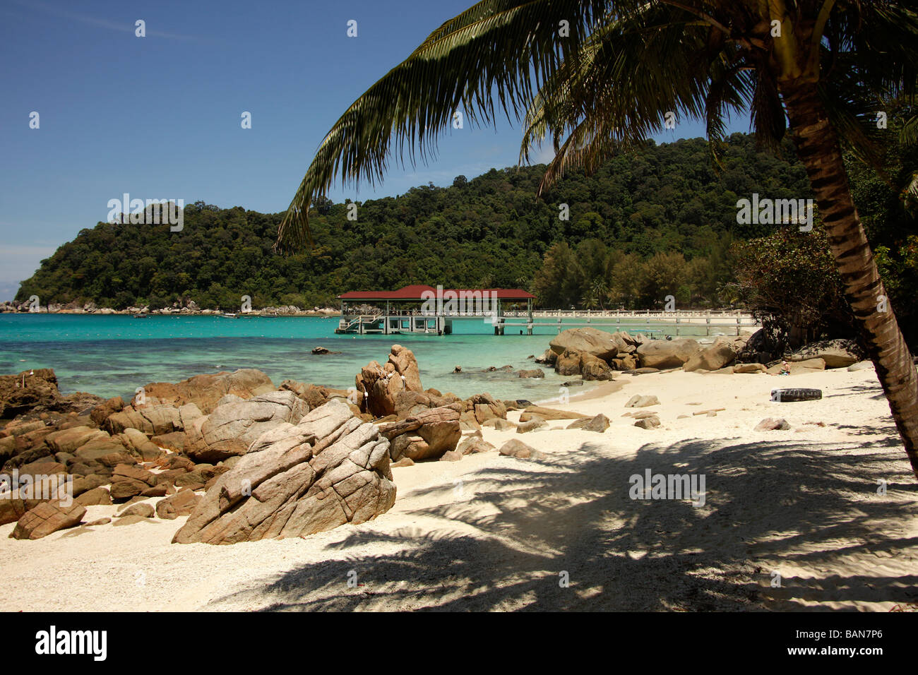 Peer e sulla spiaggia di Perhentian Besar Island Terengganu Malaysia Foto Stock