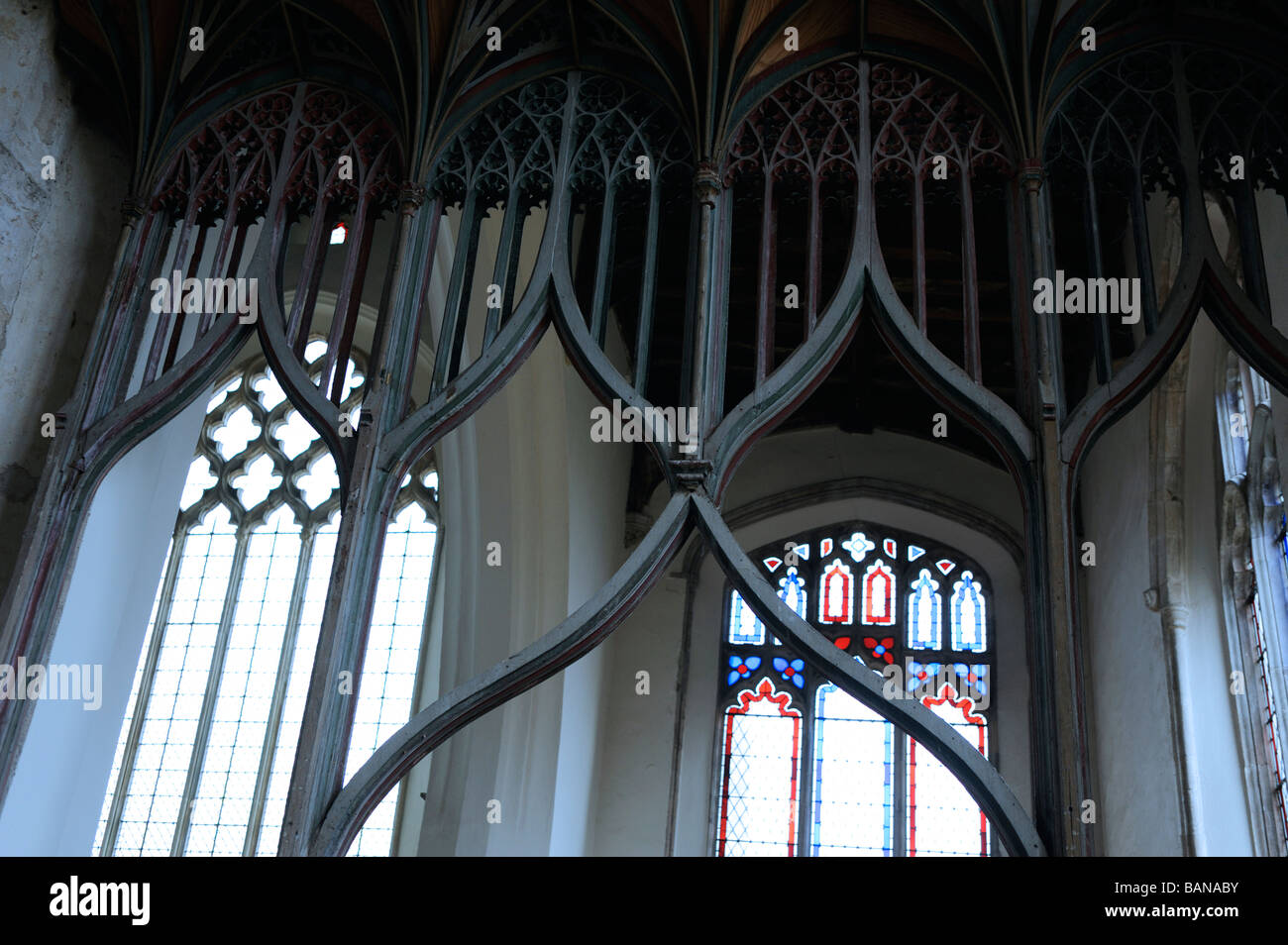 Dettaglio delle Vetrate di chiesa e schermo decorativo nel XIV secolo la chiesa di St Mary,Worstead village,Norfolk,East Anglia,l'Inghilterra,UK Foto Stock