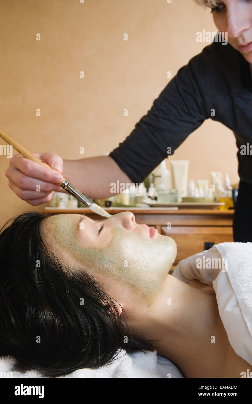 Donna asiatica la ricezione spa trattamento viso Foto Stock