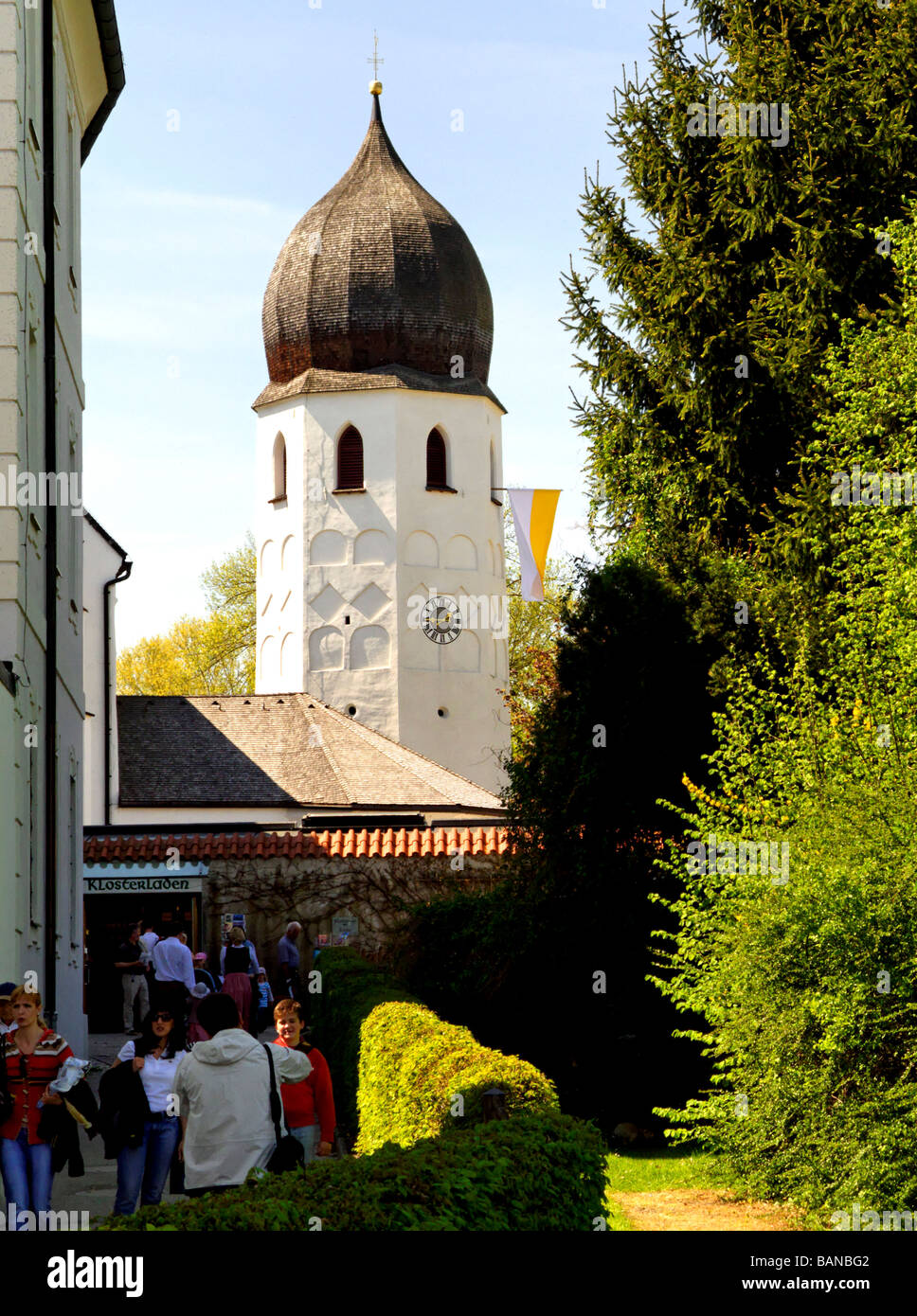 I turisti e la Chiesa torre con orologio, il campanile, il monastero benedettino di Frauenwoerth, isola di Fraueninsel, Lago Frauenchi Foto Stock