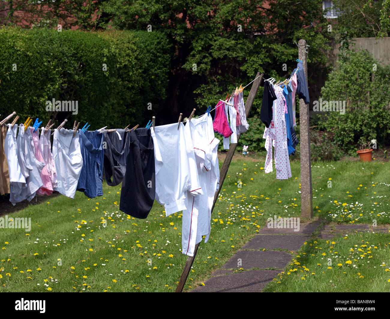 Stendibiancheria su una domestica linea di abbigliamento. Foto Stock