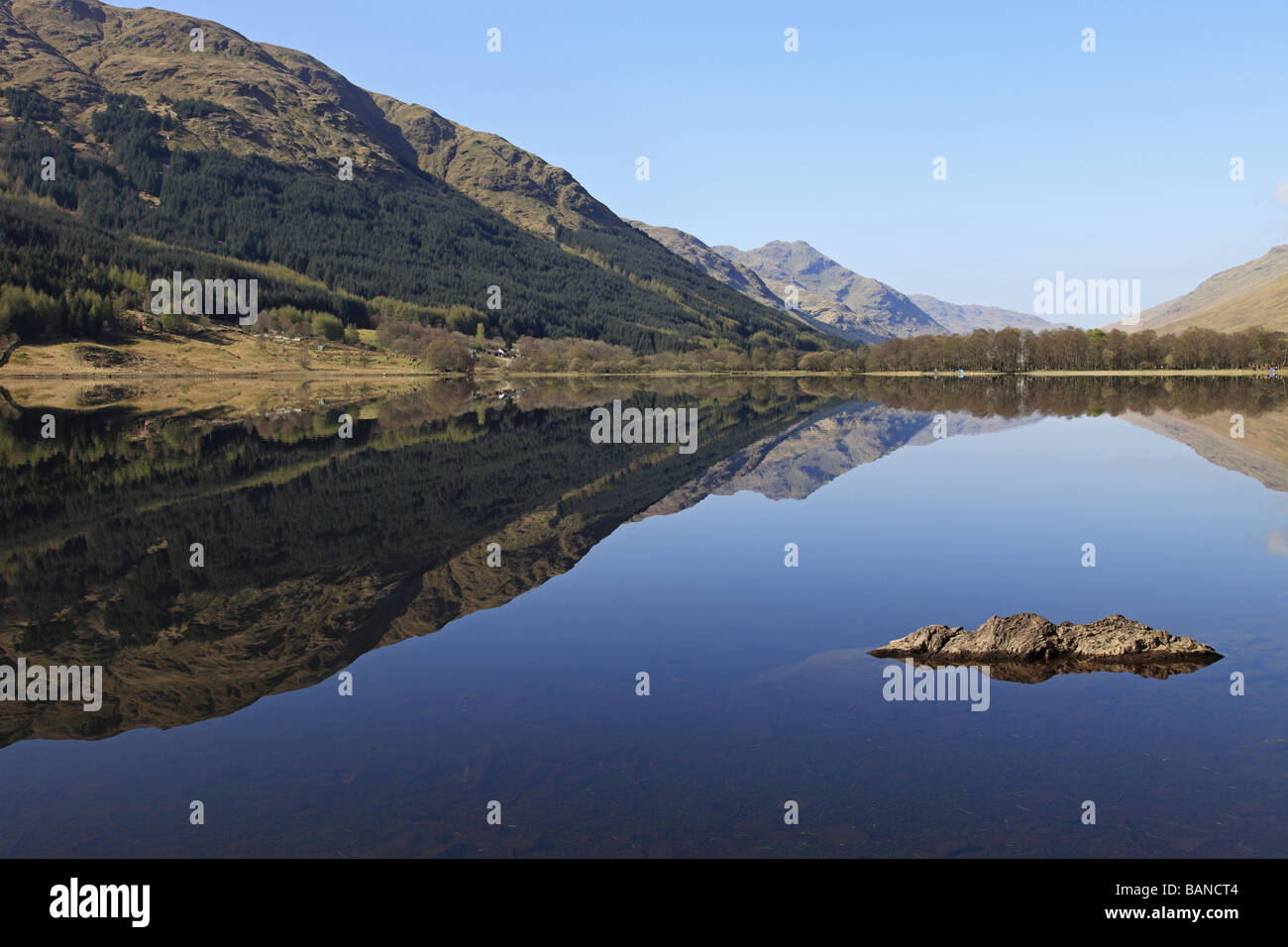 Bella riflessioni in Loch Voil, vicino Balquhidder, Perthshire Foto Stock