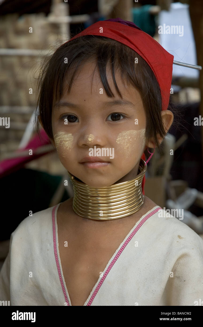 Ragazza giovane di Karen collo lungo la popolazione a Mae Hong Son in Thailandia, rifugiati provenienti dalla Birmania Foto Stock