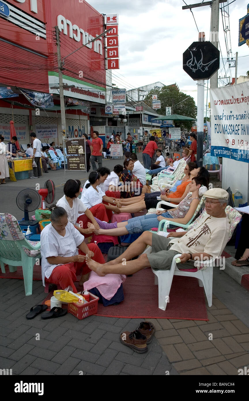 Tradizionale massaggio piedi in strada, in Thailandia, Chiang Mai, Foto Stock