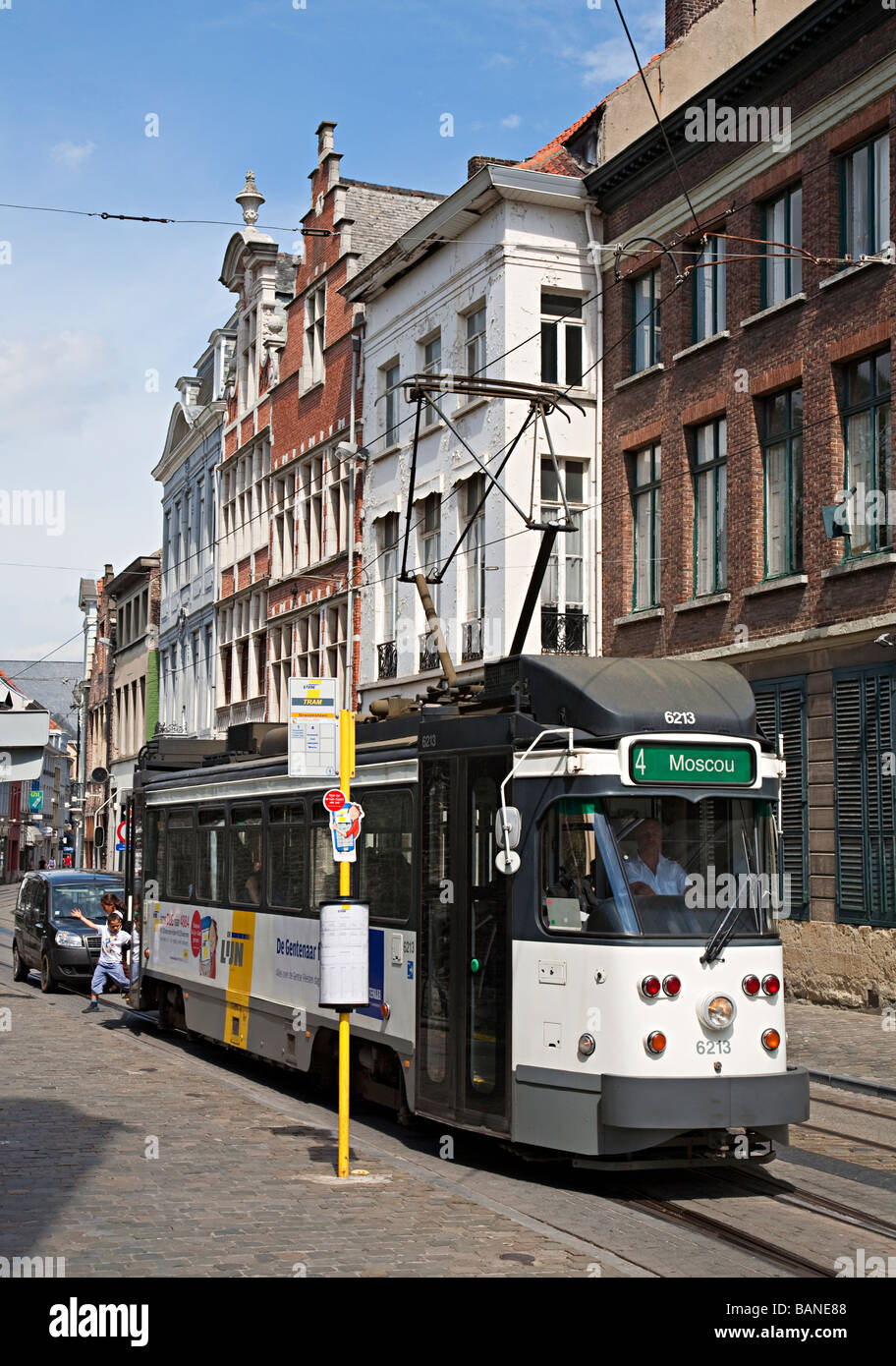 Il tram alla fermata Gent Belgio Foto Stock
