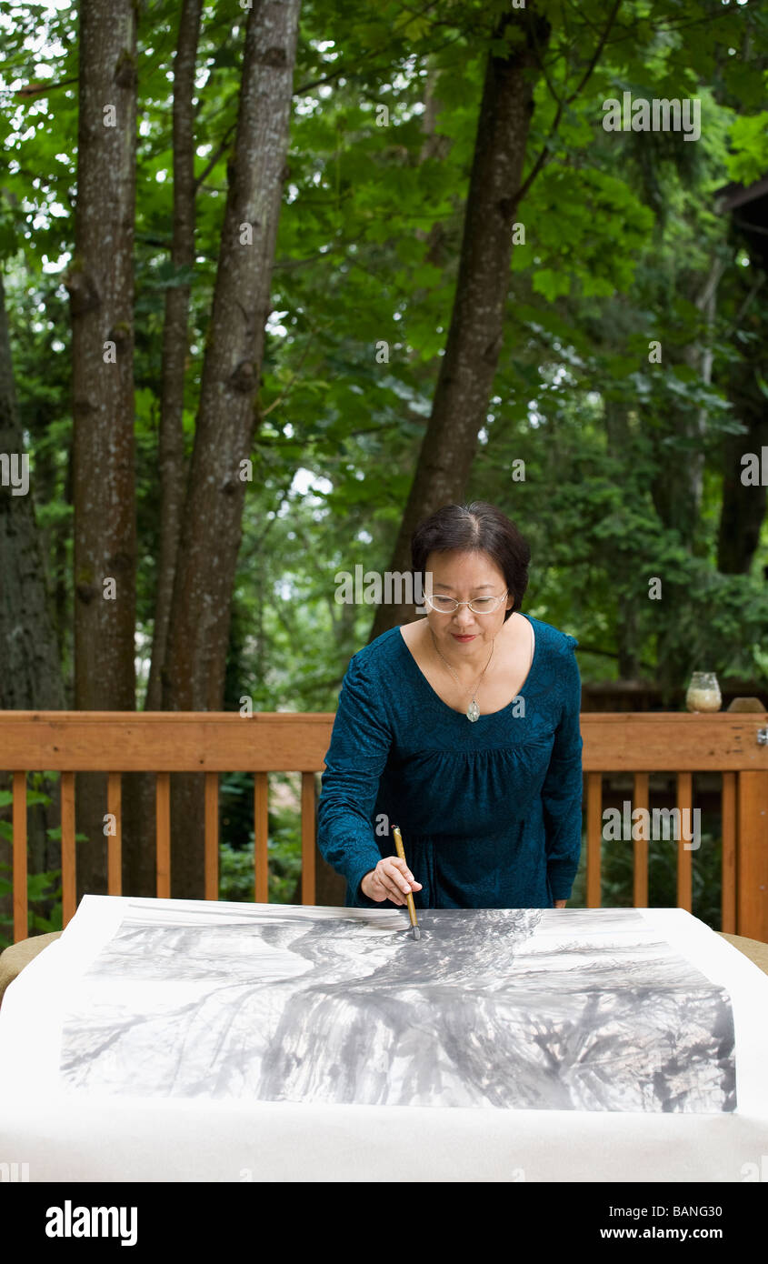 Donna cinese pittura all'aperto Foto Stock