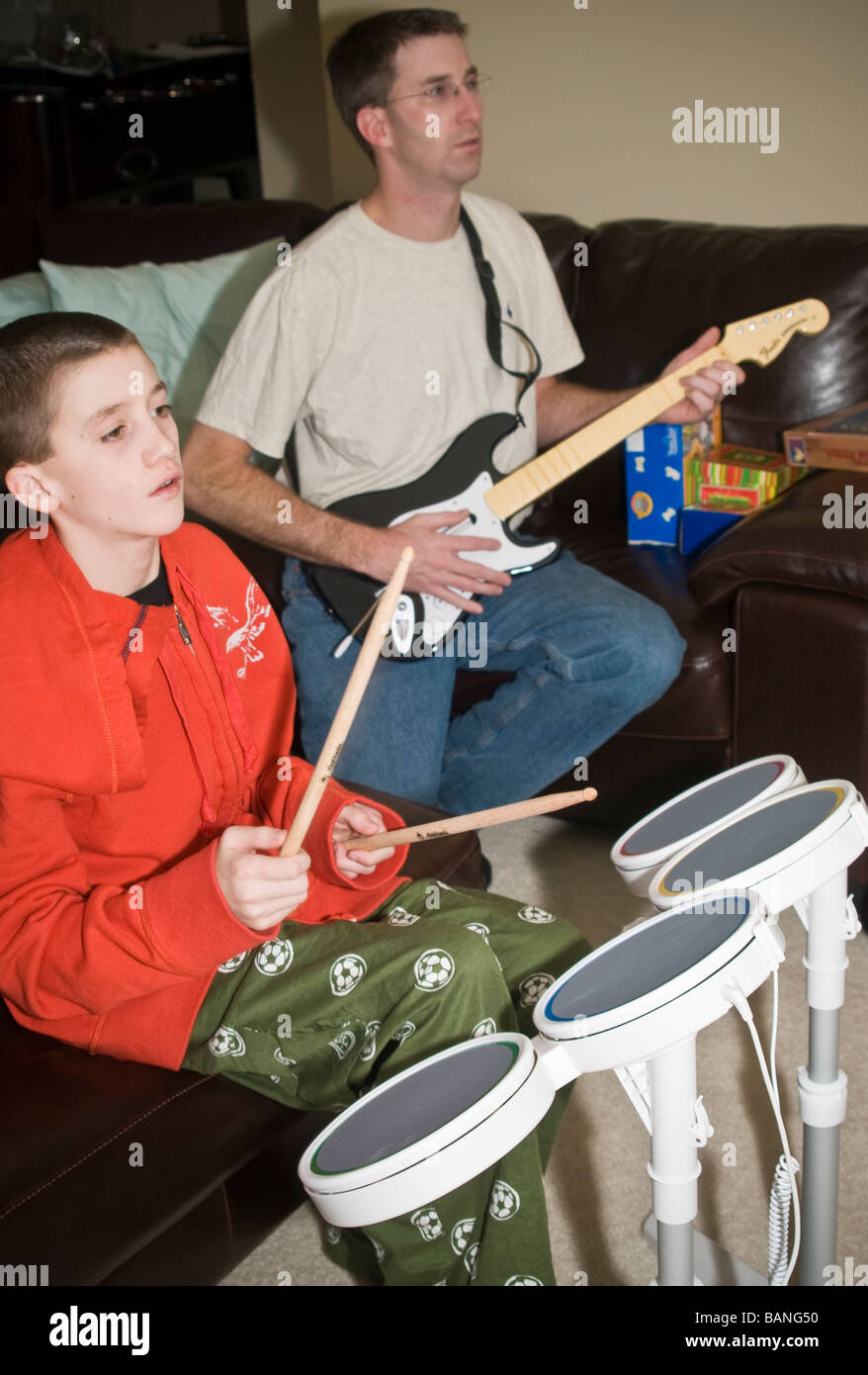 Informali di jazz rock'n'roll padre figlio giocare wii music tamburi chitarra elettrica Foto Stock