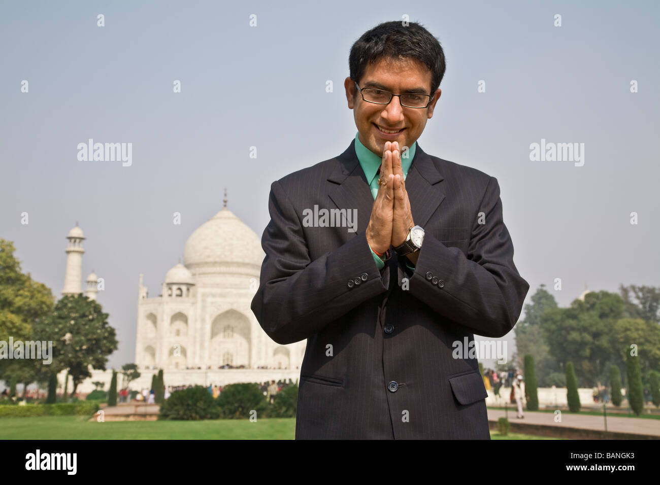 Commerciante indiano pregando il Taj Mahal Foto Stock