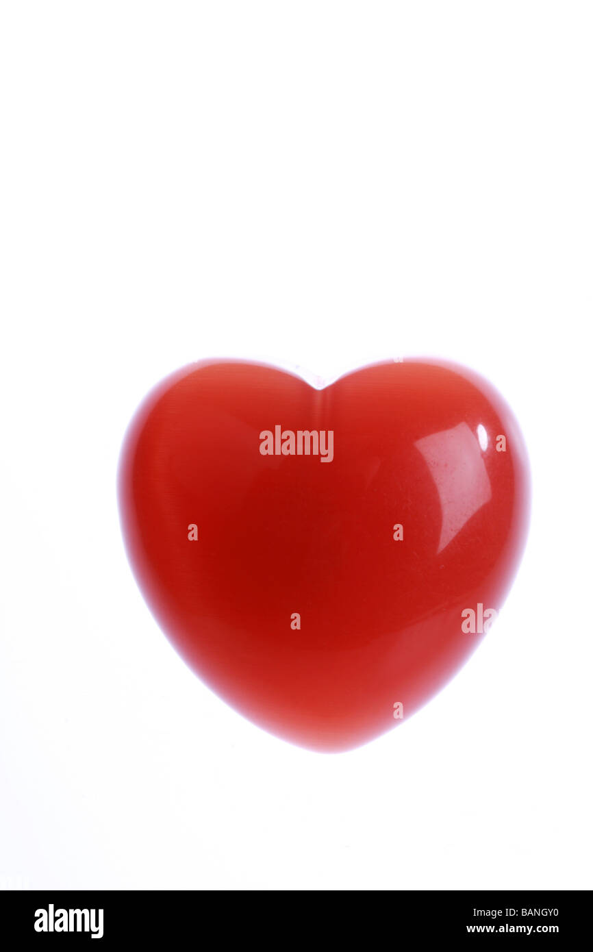 Pietra Rossa cuore isolare su bianco con spazio di copia Foto Stock