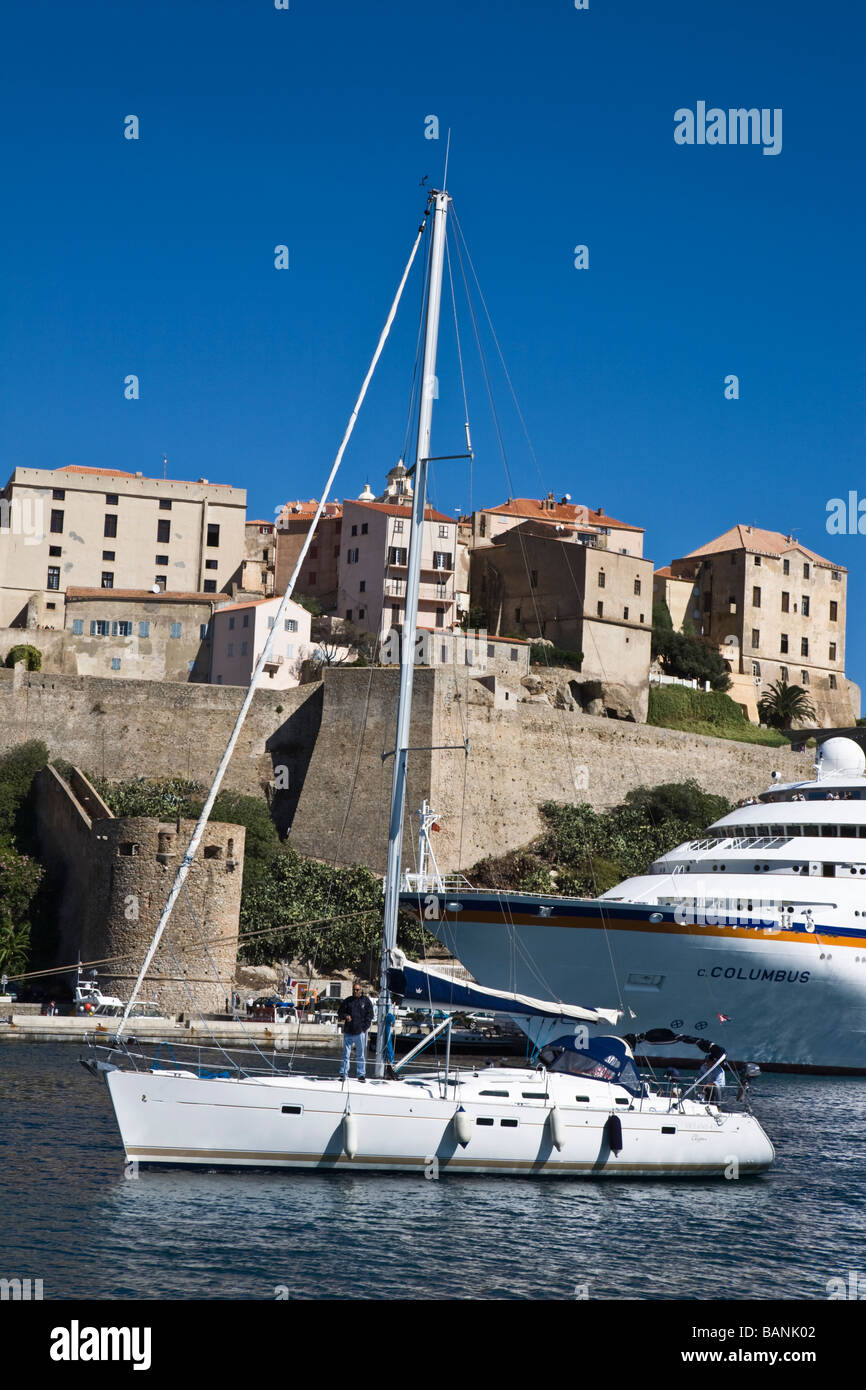 Yacht e la nave da crociera sotto la Citadelle presso il porto di Calvi Corsica Francia Foto Stock