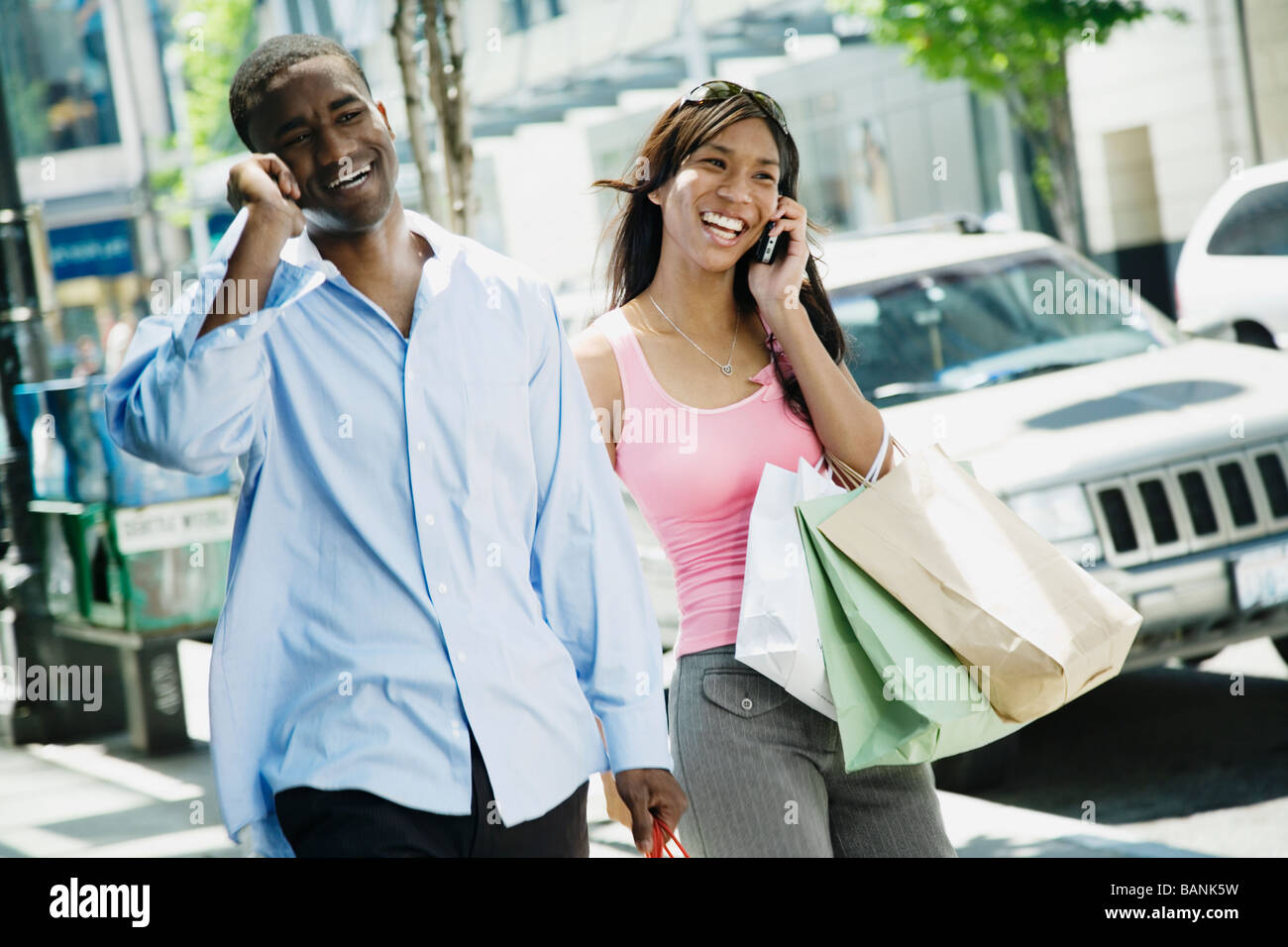 African giovane parlando su telefoni cellulari Foto Stock