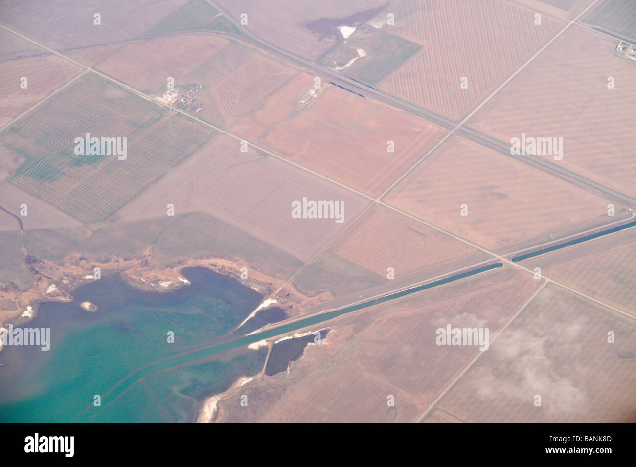 Canale di irrigazione e il lago nel sud di Alberta in Canada per irrigare i semi-regione desertica vicino a Lethbridge Alberta Foto Stock
